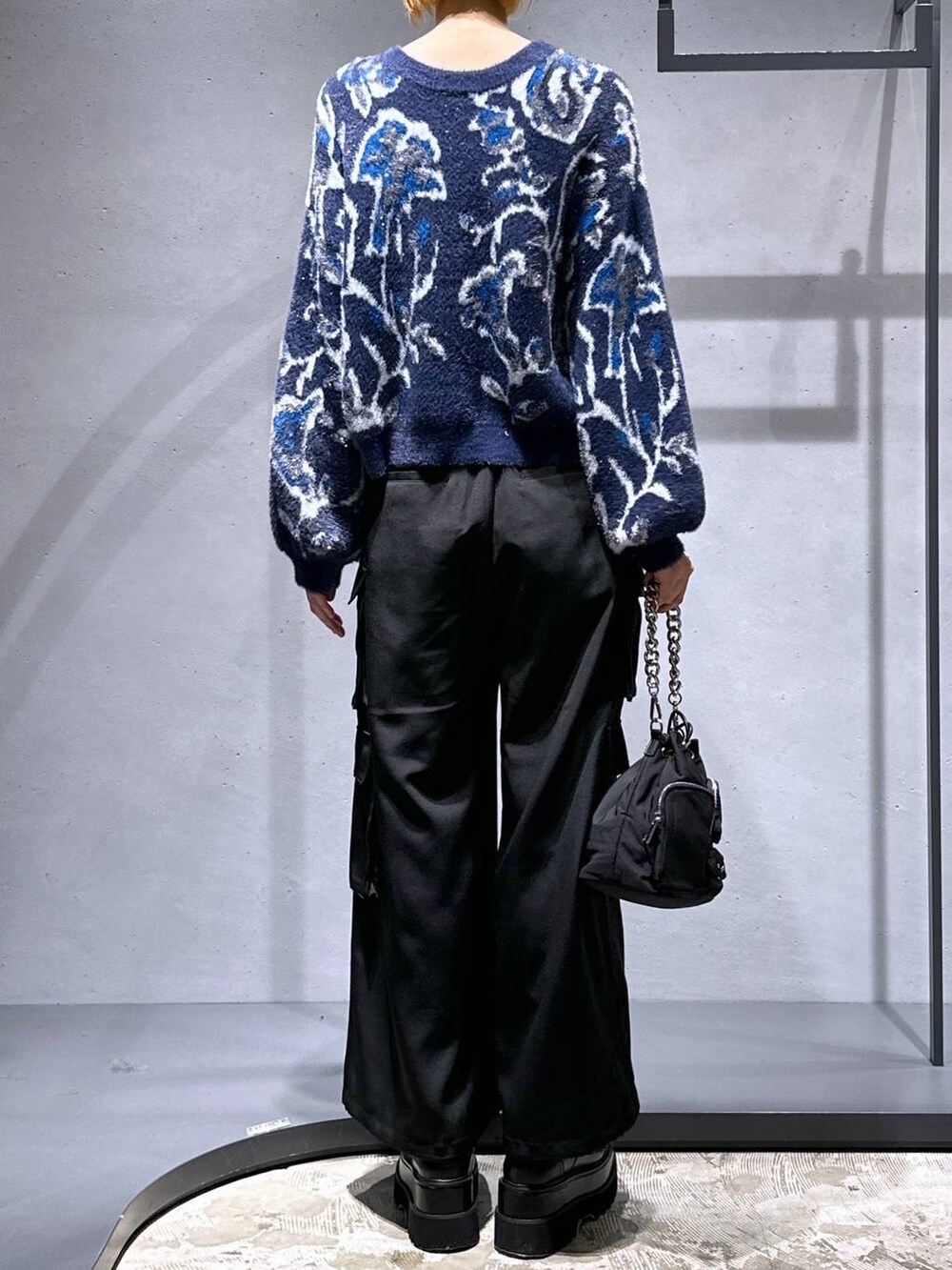 パープル系のカーディガン/ボレロ、ブラック系のショルダーバッグ、ブラック系のカーゴパンツを着用したレディースの秋コーディネートの3枚目の写真