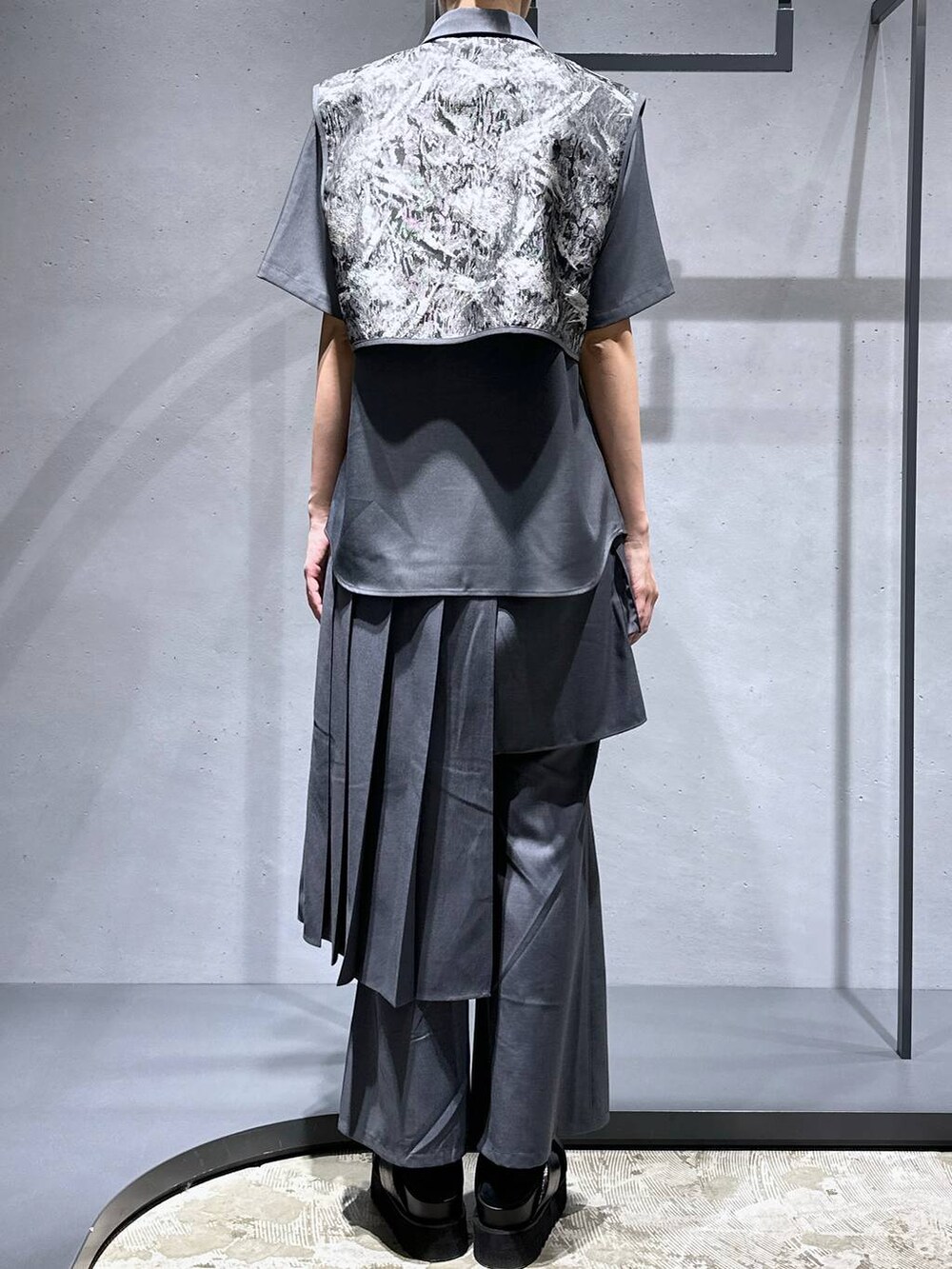 ブラック系のサンダル、グレー系のシャツ/ブラウス、グレー系のその他パンツを着用したレディースの春コーディネートの4枚目の写真