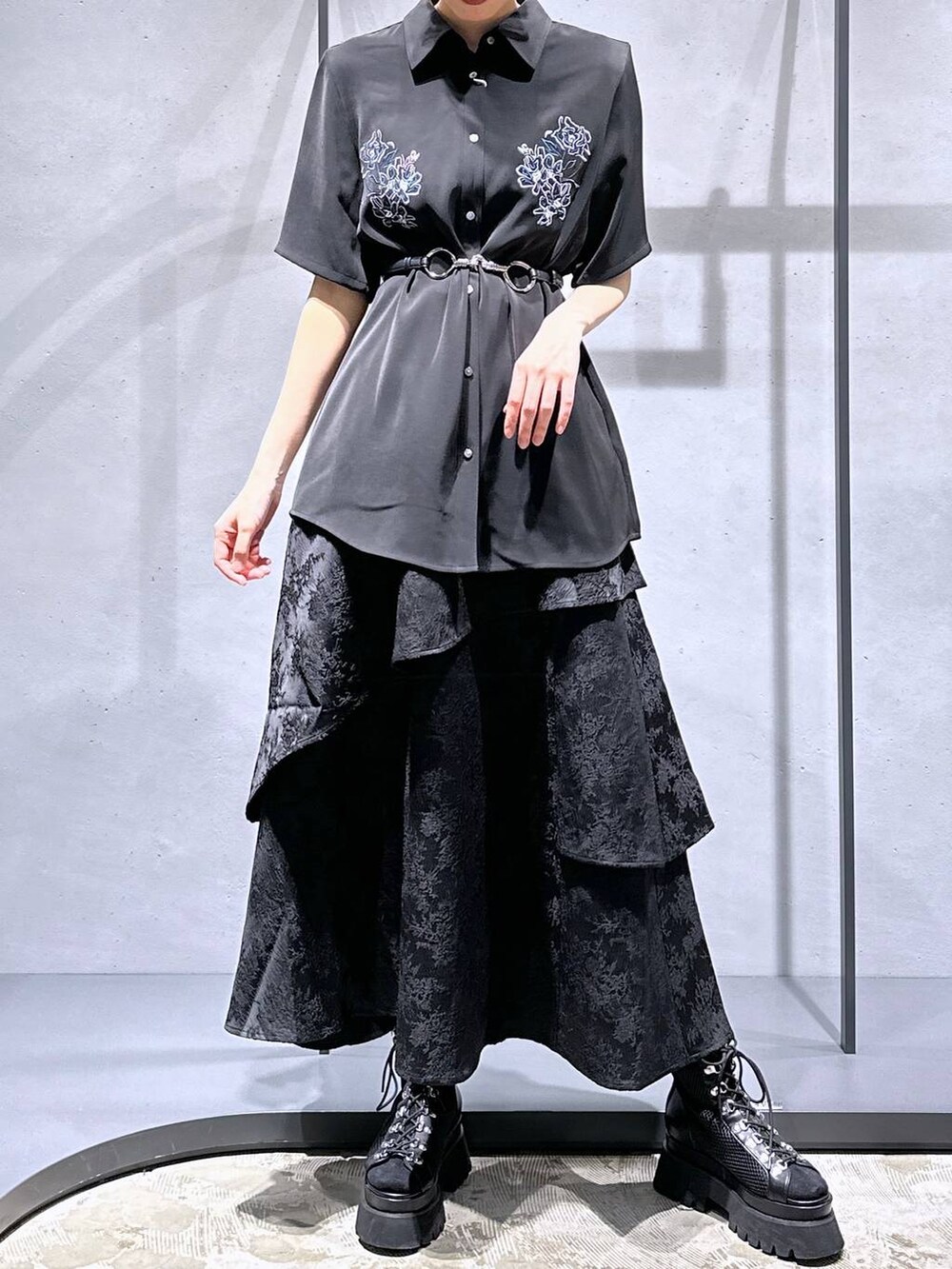 ブラック系のサンダル、ブラック系のシャツ/ブラウス、ブラック系のスカートを着用したレディースの春コーディネートの6枚目の写真