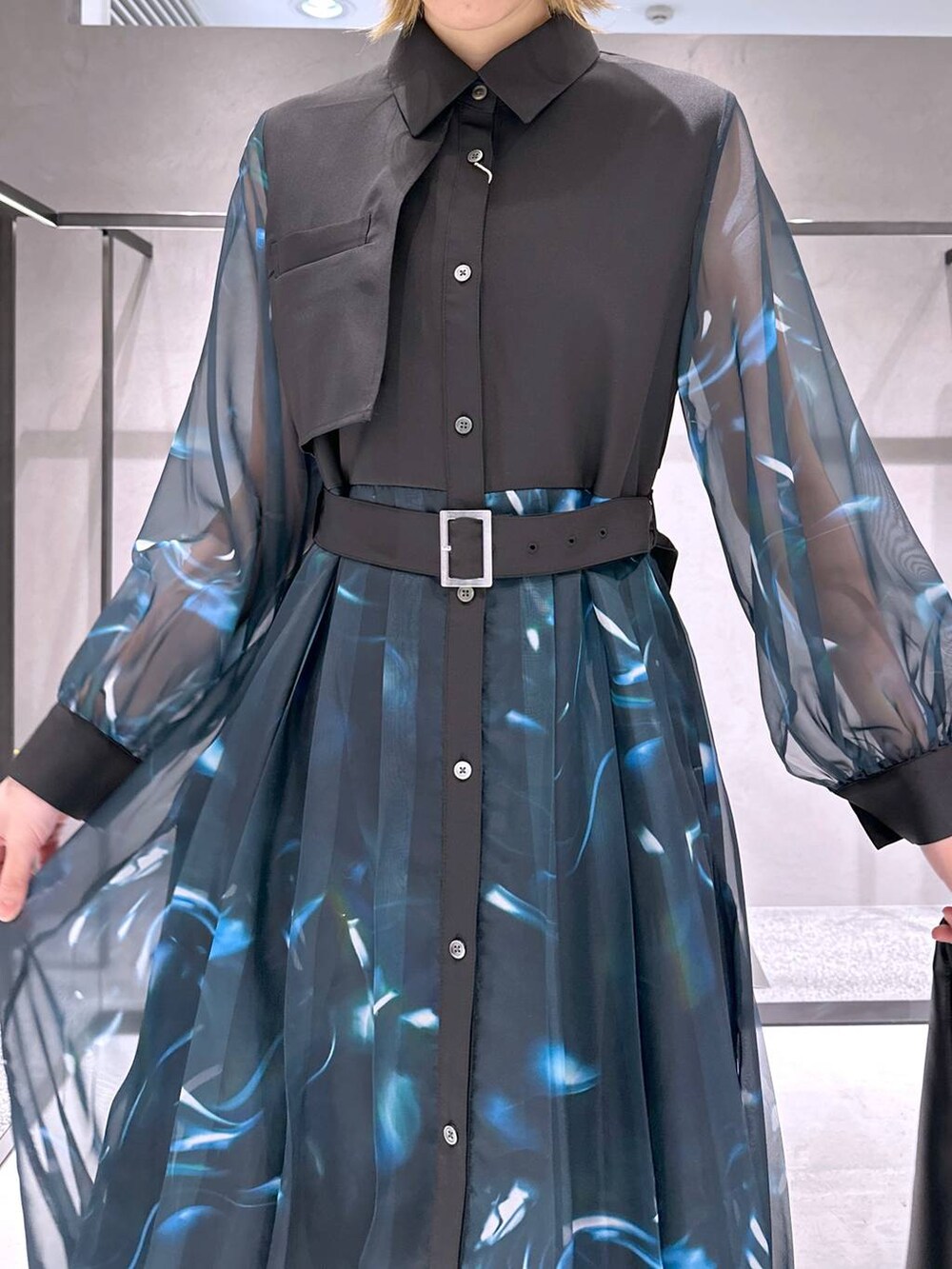 ブラック系のトートバッグ、ブラック系のサンダルを着用したレディースの春コーディネートの7枚目の写真