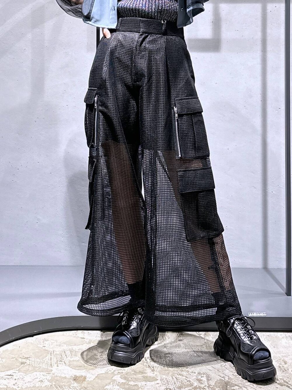 ブラック系のタンクトップ、ブラック系のサンダル、ブラック系のカーゴパンツを着用したレディースの夏コーディネートの6枚目の写真