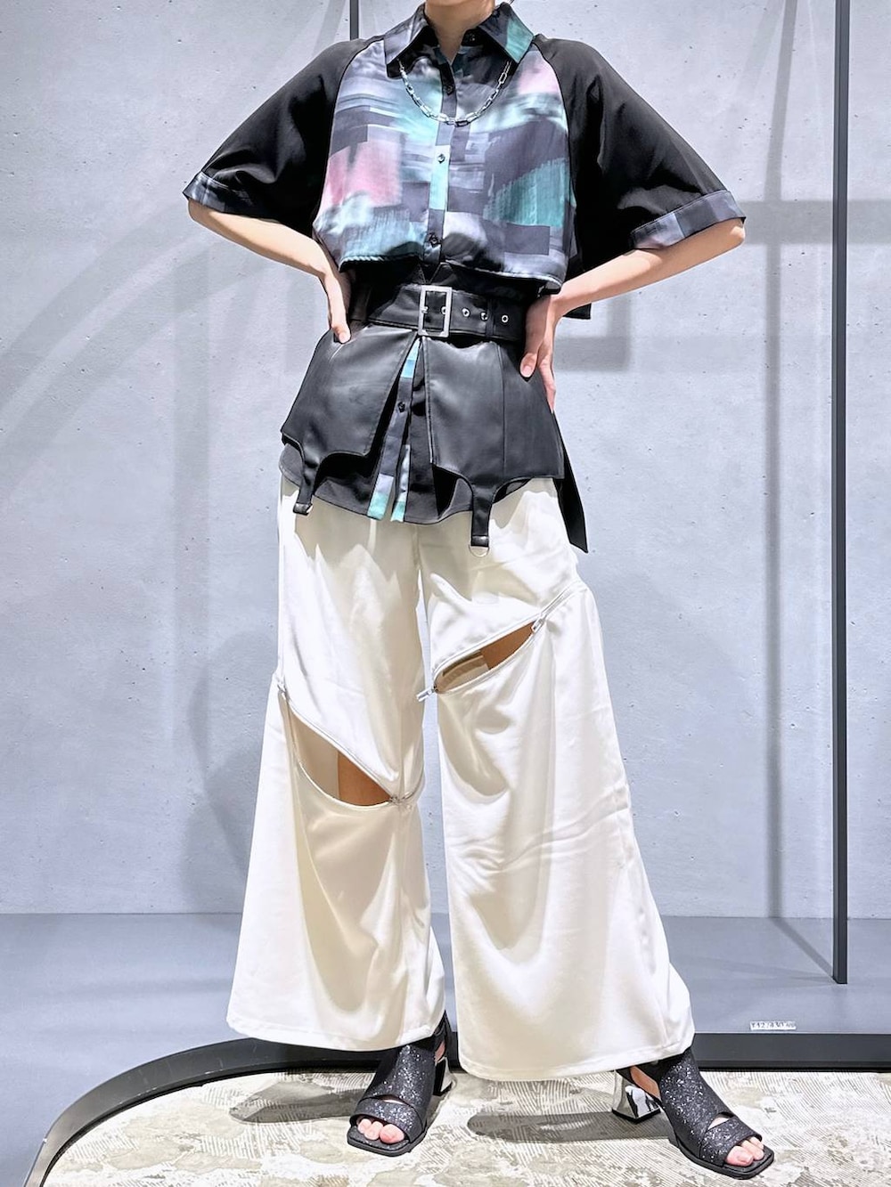 ブラック系のサンダル、グリーン系のシャツ/ブラウス、ホワイト系のその他パンツを着用したレディースの夏コーディネートの5枚目の写真