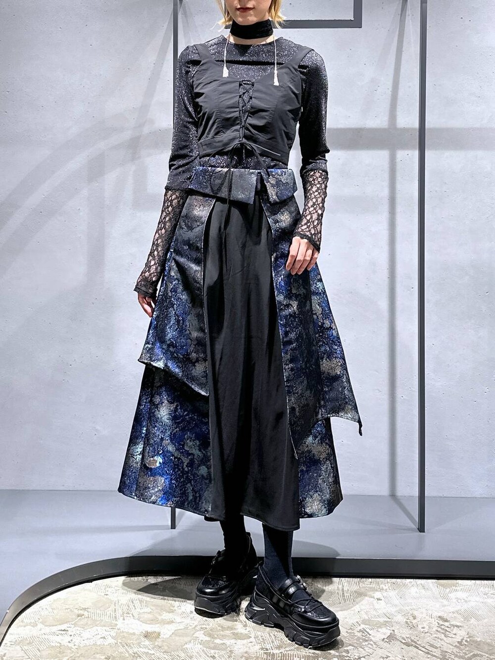 ブラック系のスニーカー、ブラック系のその他トップス、ブラック系のTシャツ/カットソーを着用したレディースの冬コーディネートの4枚目の写真