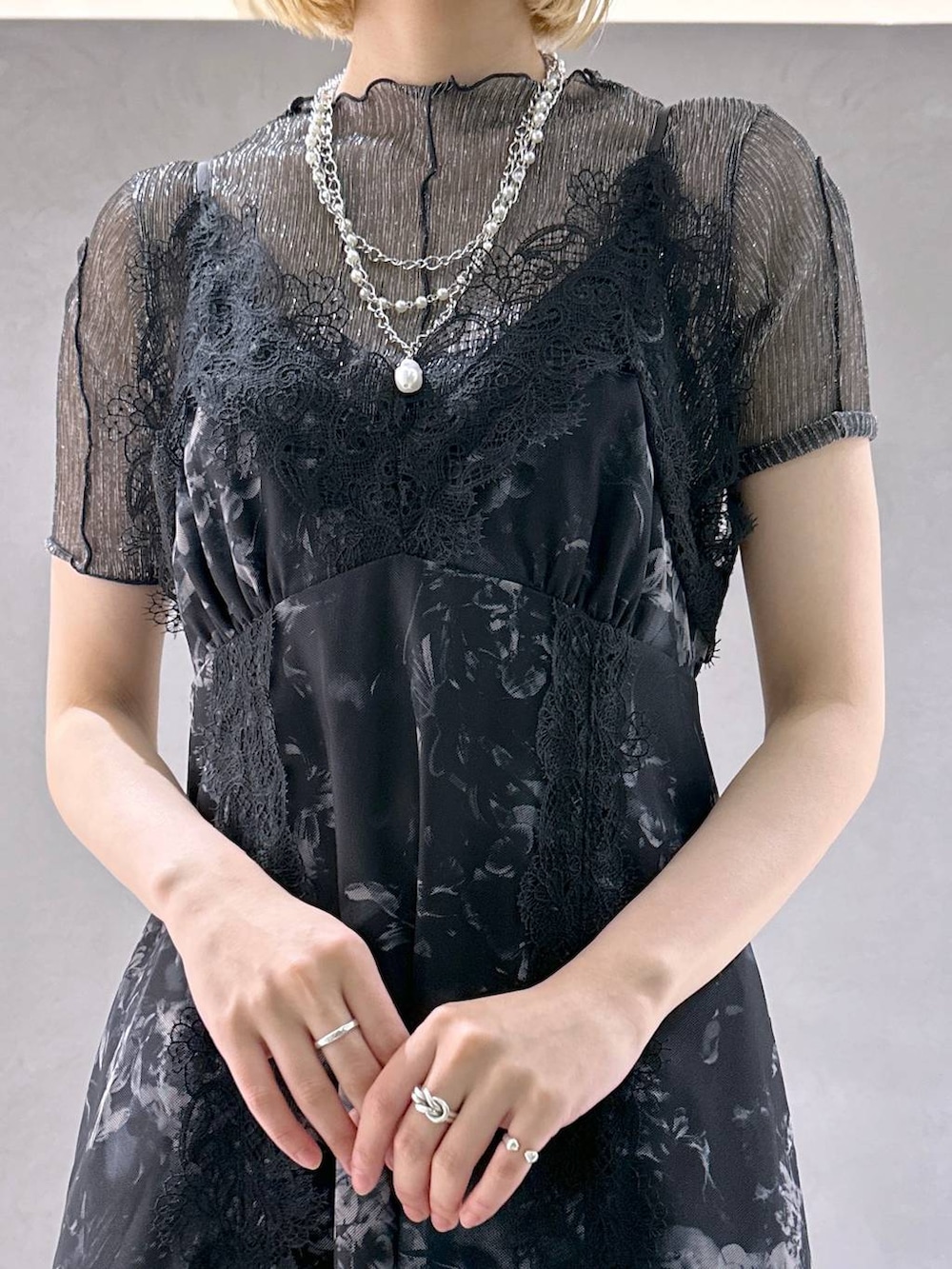 「高身長、メンズライク、女子ウケ、休日コーデ、春コーデ、夏コーデ、骨格ウェーブ、個性派、モード、きれいめ、HARE、キャミワンピース、シアートップス、ワイドパンツ、カラーコーデ_HARE」｜「HAREのメッシュレースアップブーサン(HARE)（サンダル、ブラック系）」を使った、ココロさん（レディース・169cm）の夏コーディネートの5枚目の写真