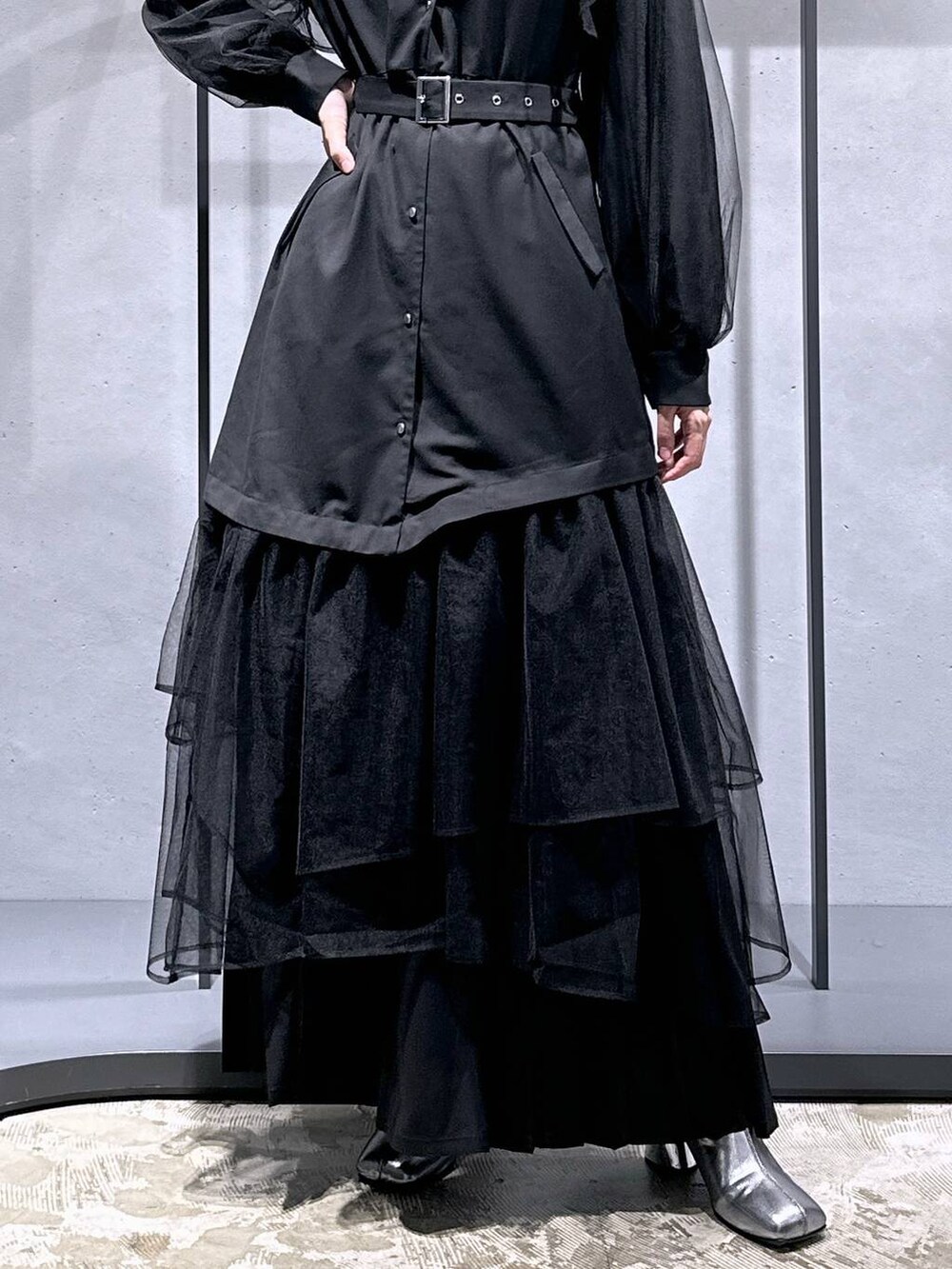 グレー系のTシャツ/カットソー、シルバー系のブーツ、ブラック系のその他パンツを着用したレディースの秋コーディネートの6枚目の写真