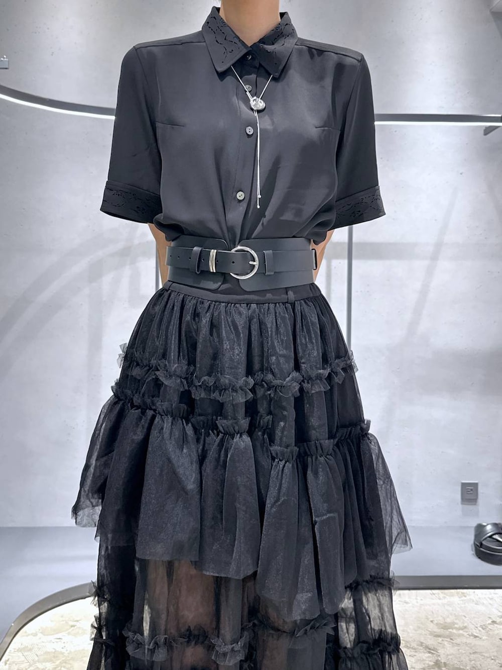 ブラック系のシャツ/ブラウス、ブラック系のサンダル、シルバー系のトートバッグを着用したレディースの夏コーディネートの6枚目の写真