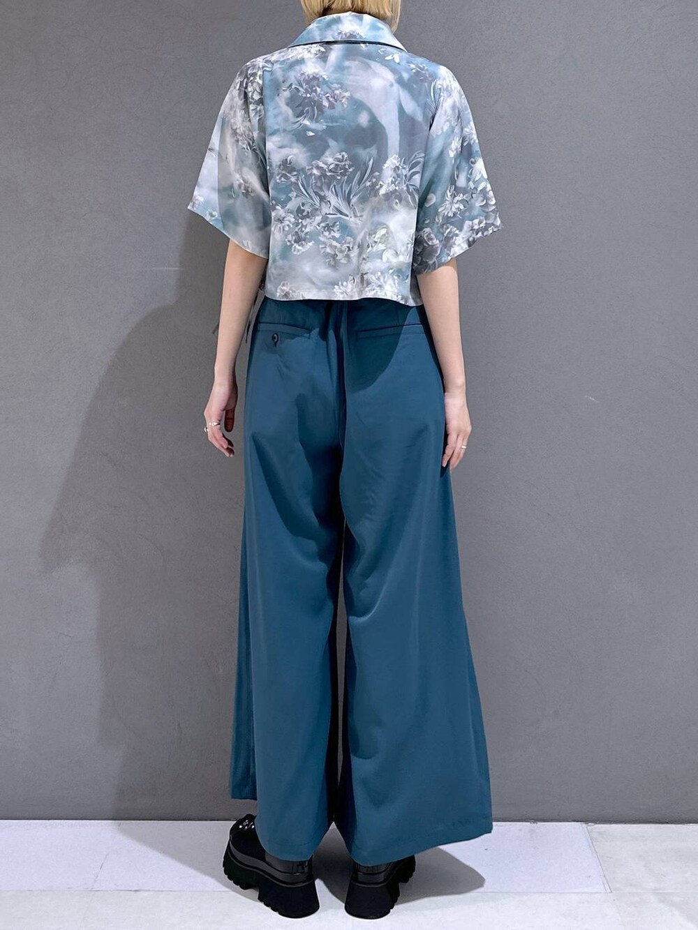 ブラック系のサンダル、ブルー系のスラックス、ブラック系のTシャツ/カットソーを着用したレディースの春コーディネートの3枚目の写真