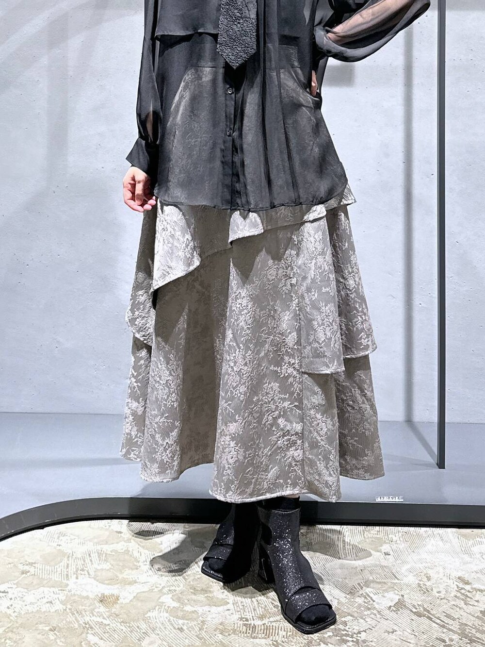 ブラック系のネクタイ、ブラック系のタンクトップ、ブラック系のシャツ/ブラウスを着用したレディースの夏コーディネートの6枚目の写真