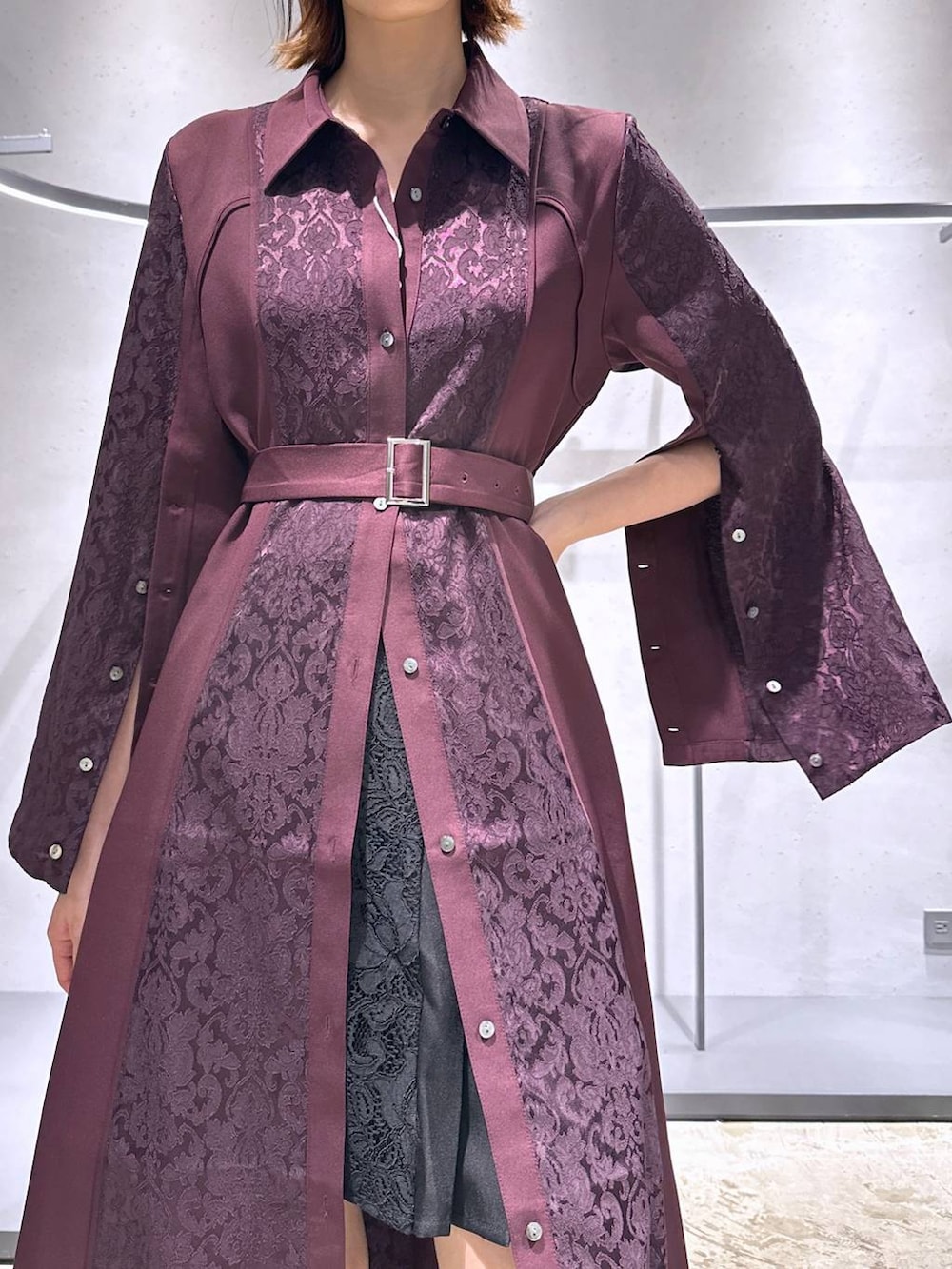 ブラック系のサンダル、レッド系のワンピースを着用したレディースの夏コーディネートの5枚目の写真