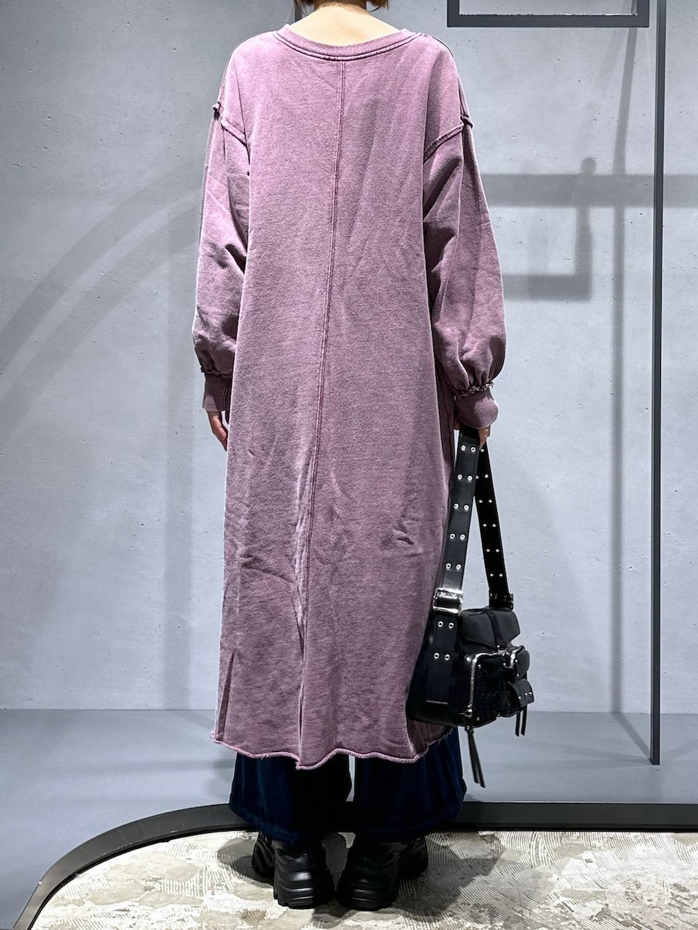 ブラック系のローファー、ブルー系のカーゴパンツ、ブラック系のショルダーバッグを着用したレディースの秋コーディネートの3枚目の写真