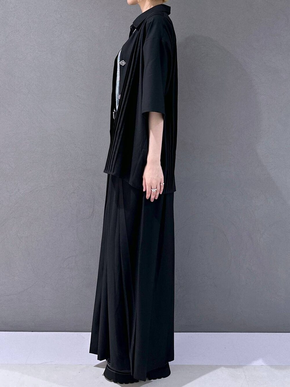 ブラック系のサンダル、ブラック系のその他パンツ、ブルー系のTシャツ/カットソーを着用したレディースの春コーディネートの2枚目の写真