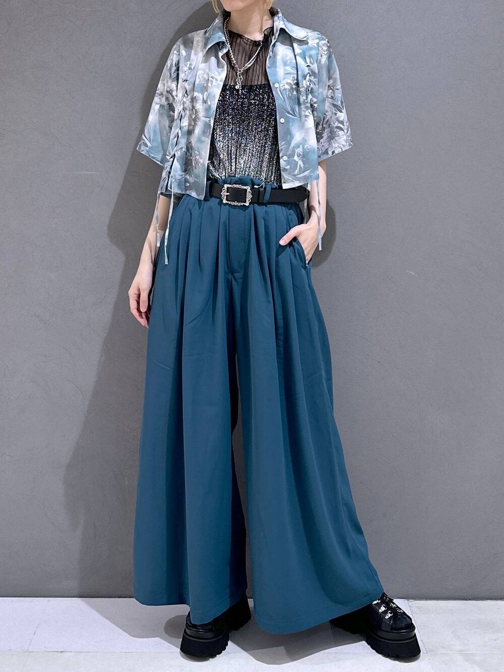 ブラック系のサンダル、ブルー系のスラックス、ブラック系のTシャツ/カットソーを着用したレディースの春コーディネートの4枚目の写真