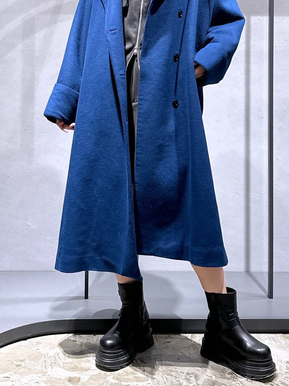 「高身長、メンズライク、女子ウケ、休日コーデ、秋コーデ、冬コーデ、骨格ウェーブ、個性派、モード、きれいめ、HARE、コート、ロングコート、ブーツ、アウター」｜「HAREの2WAYメタルカーゴパンツ(HARE)（カーゴパンツ、グレー系）」を使った、ココロさん（レディース・169cm）の冬コーディネートの8枚目の写真