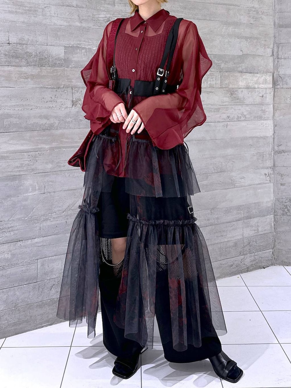 「カラーコーデ_HARE、ワイドパンツ、高身長、メンズライク、女子ウケ、休日コーデ、春コーデ、冬コーデ、骨格ウェーブ、個性派、モード、きれいめ、HARE、シアートップス」｜「HAREの2WAYスクエアラメニットタンクトップ(HARE)（タンクトップ、ブラック系）」を使った、ココロさん（レディース・169cm）の春コーディネートの4枚目の写真