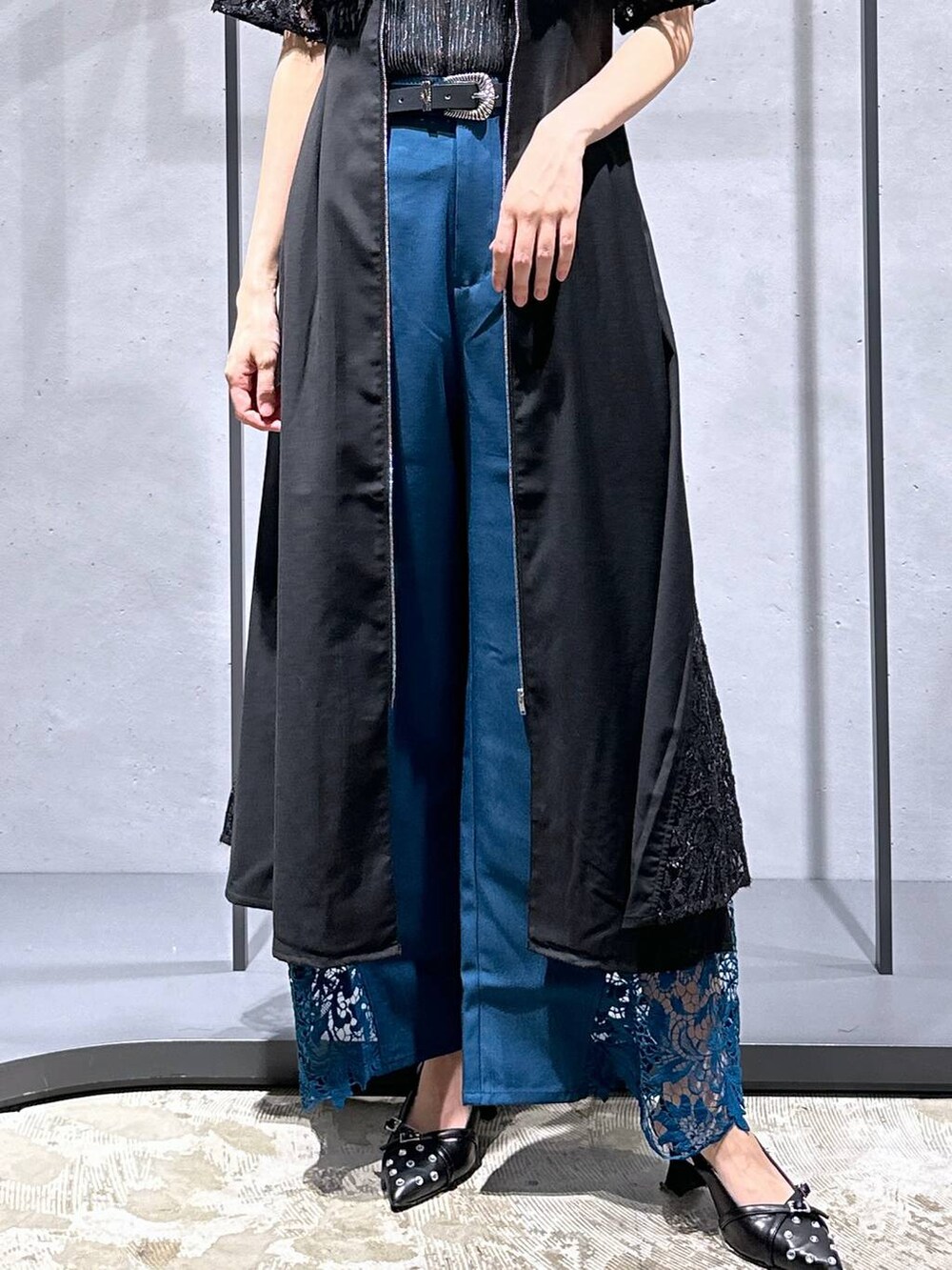 ブルー系のその他パンツ、ブラック系のTシャツ/カットソー、ブラック系のパンプスを着用したレディースの夏コーディネートの6枚目の写真