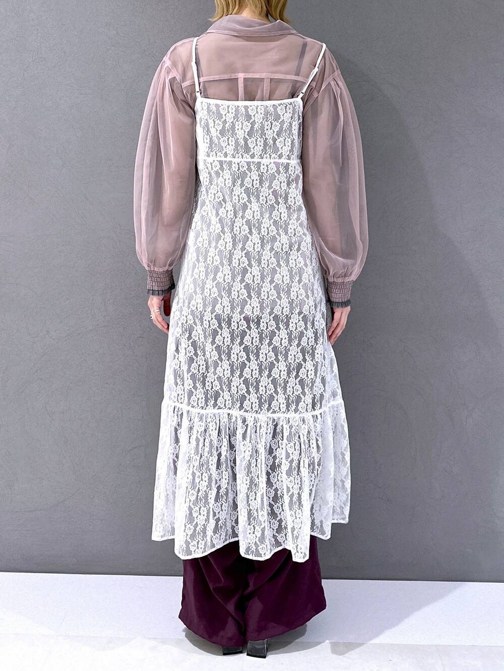 ブラック系のサンダル、ホワイト系のワンピース、ピンク系のシャツ/ブラウスを着用したレディースの春コーディネートの3枚目の写真