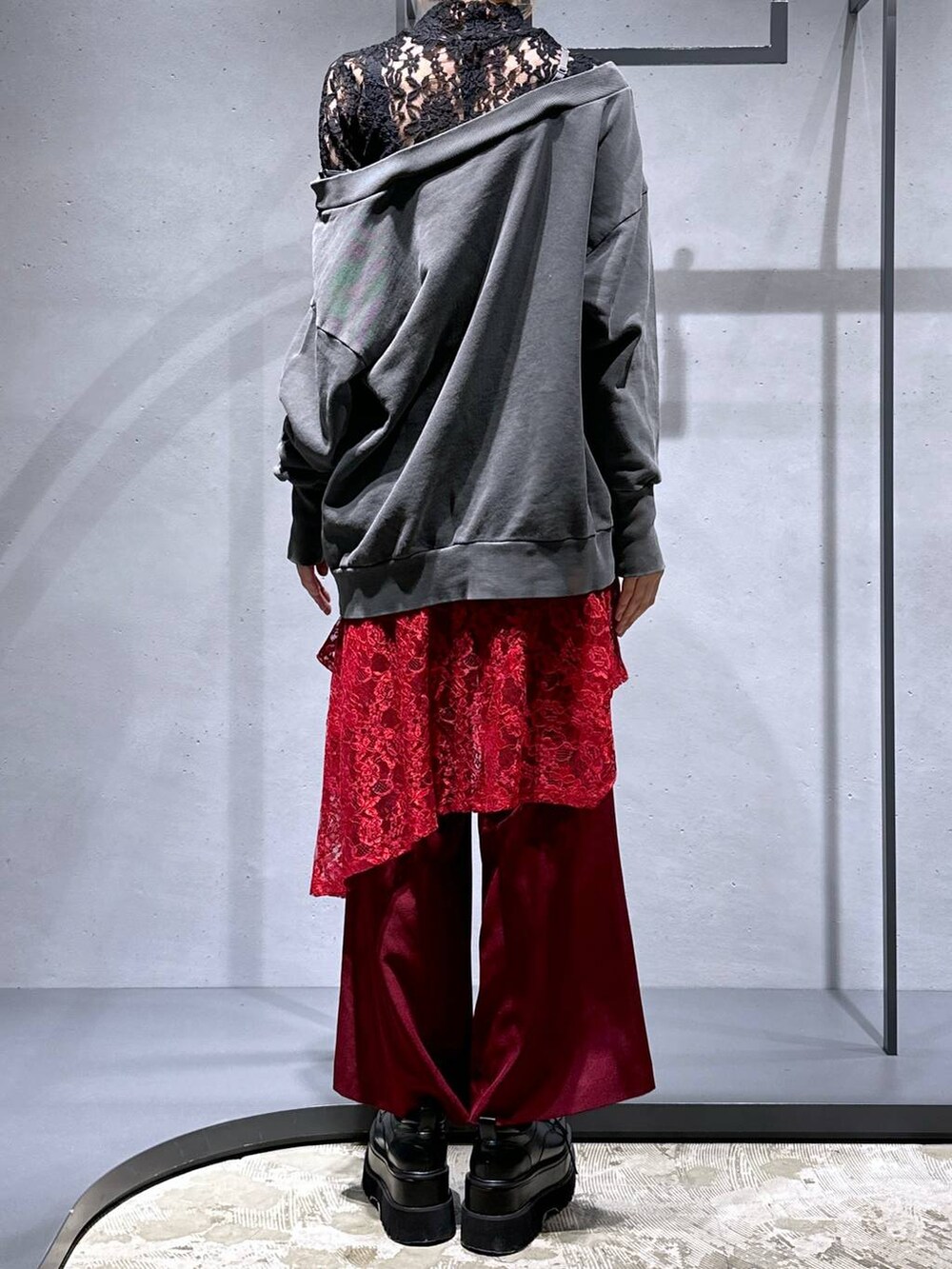 ブラック系のTシャツ/カットソー、グレー系のスウェット、レッド系のその他パンツを着用したレディースの秋コーディネートの3枚目の写真