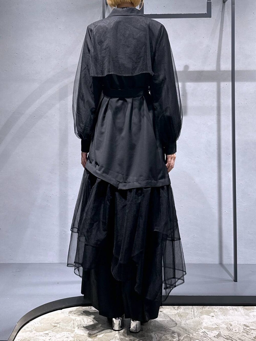 グレー系のTシャツ/カットソー、シルバー系のブーツ、ブラック系のその他パンツを着用したレディースの秋コーディネートの3枚目の写真