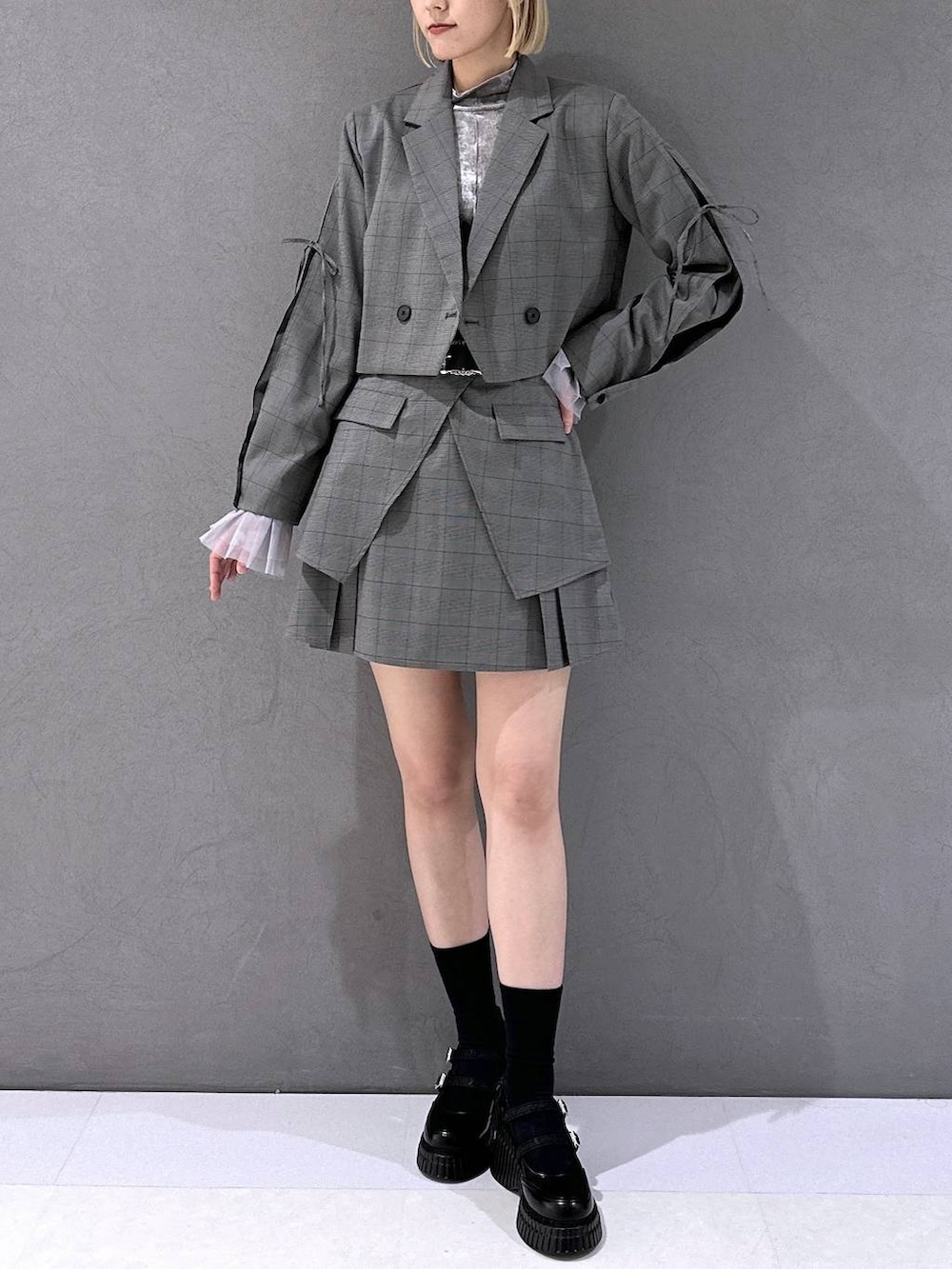 ブラック系のドレスシューズ、グレー系のTシャツ/カットソー、その他のテーラードジャケットを着用したレディースの秋コーディネートの4枚目の写真