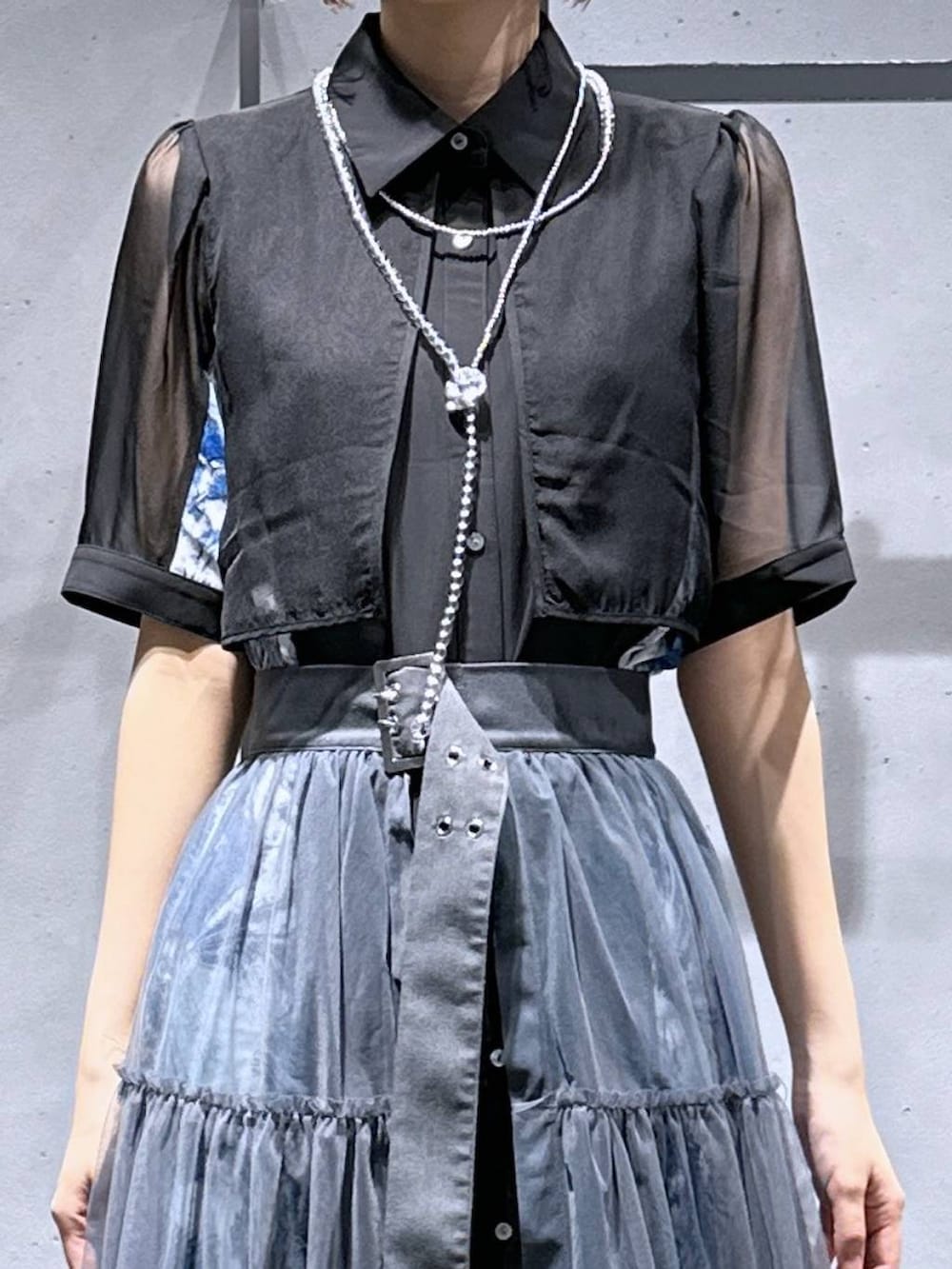 ブルー系のその他パンツ、シルバー系のサンダル、ブルー系のワンピースを着用したレディースの夏コーディネートの7枚目の写真