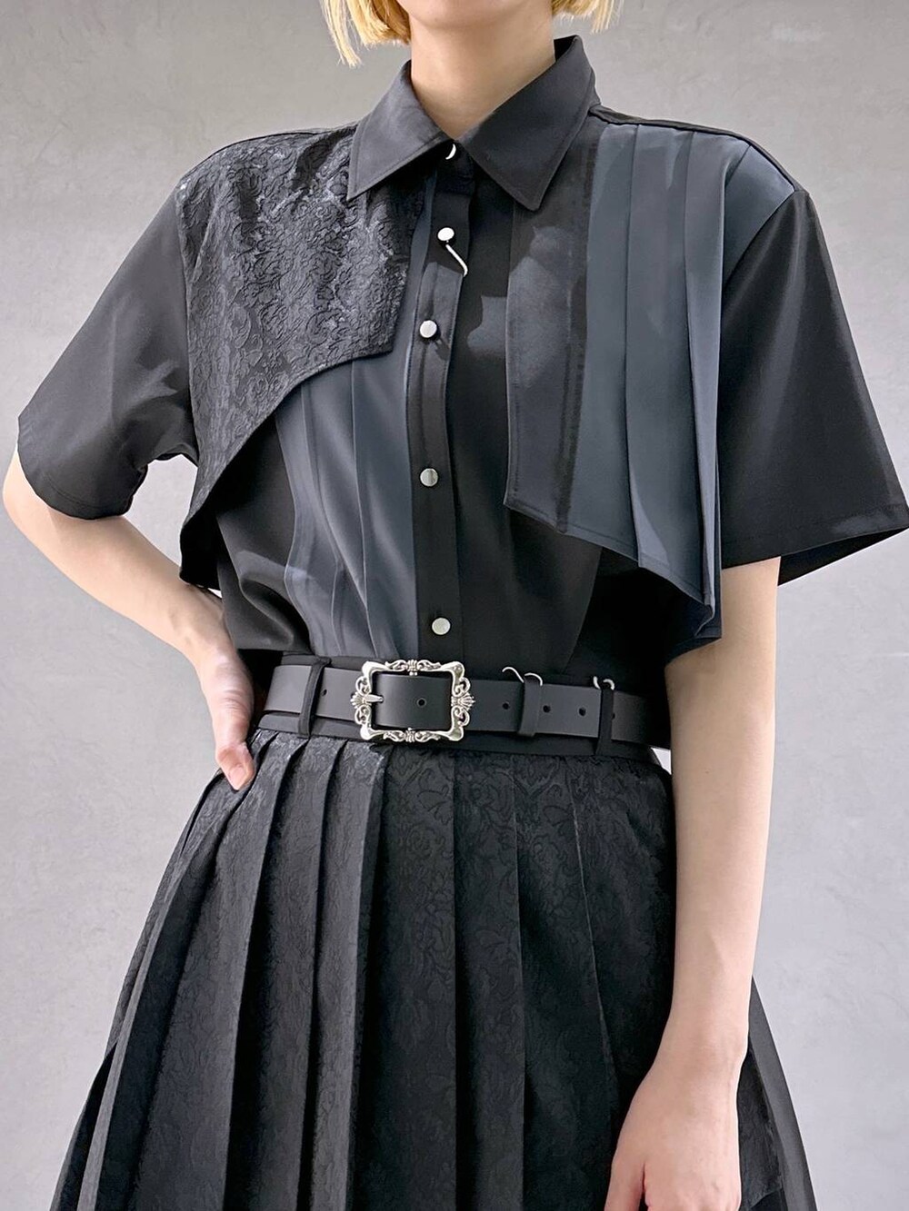 ブラック系のサンダル、ブラック系のスカート、ブラック系のシャツ/ブラウスを着用したレディースの春コーディネートの5枚目の写真