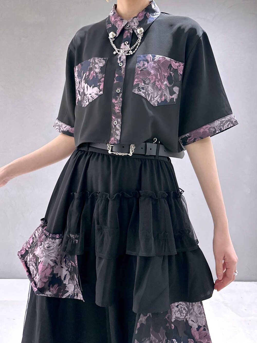 ブラック系のサンダル、ピンク系のシャツ/ブラウス、ピンク系のスカートを着用したレディースの春コーディネートの6枚目の写真