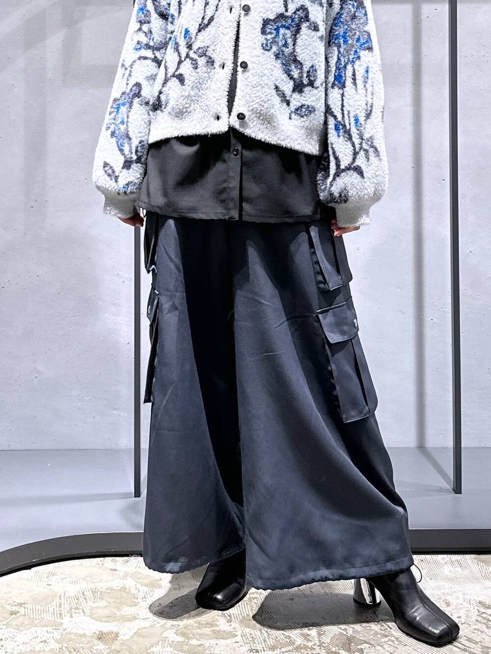 グレー系のカーディガン/ボレロ、ブラック系のブーツ、ブラック系のシャツ/ブラウスを着用したレディースの秋コーディネートの6枚目の写真