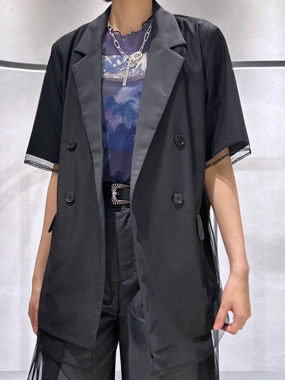 ブルー系のTシャツ/カットソー、ブラック系のサンダル、グレー系のその他パンツを着用したレディースの夏コーディネートの5枚目の写真