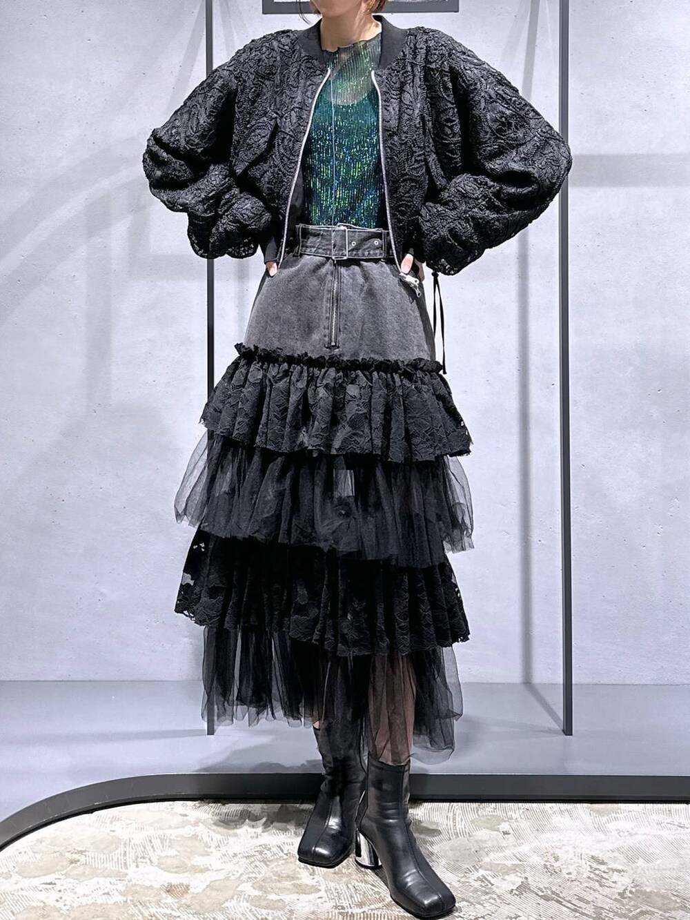 ブラック系のブーツ、ブルー系のTシャツ/カットソー、ブラック系のブルゾンを着用したレディースの秋コーディネートの4枚目の写真