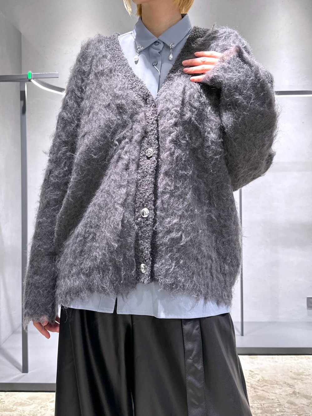 ブラック系のその他パンツ、グレー系のカーディガン/ボレロ、ブラック系のブーツを着用したレディースの冬コーディネートの4枚目の写真