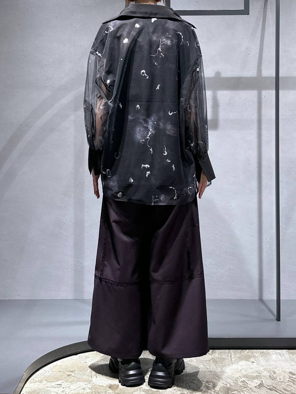 ブラック系のシャツ/ブラウス、ブラック系のローファー、レッド系のその他パンツを着用したレディースの秋コーディネートの3枚目の写真