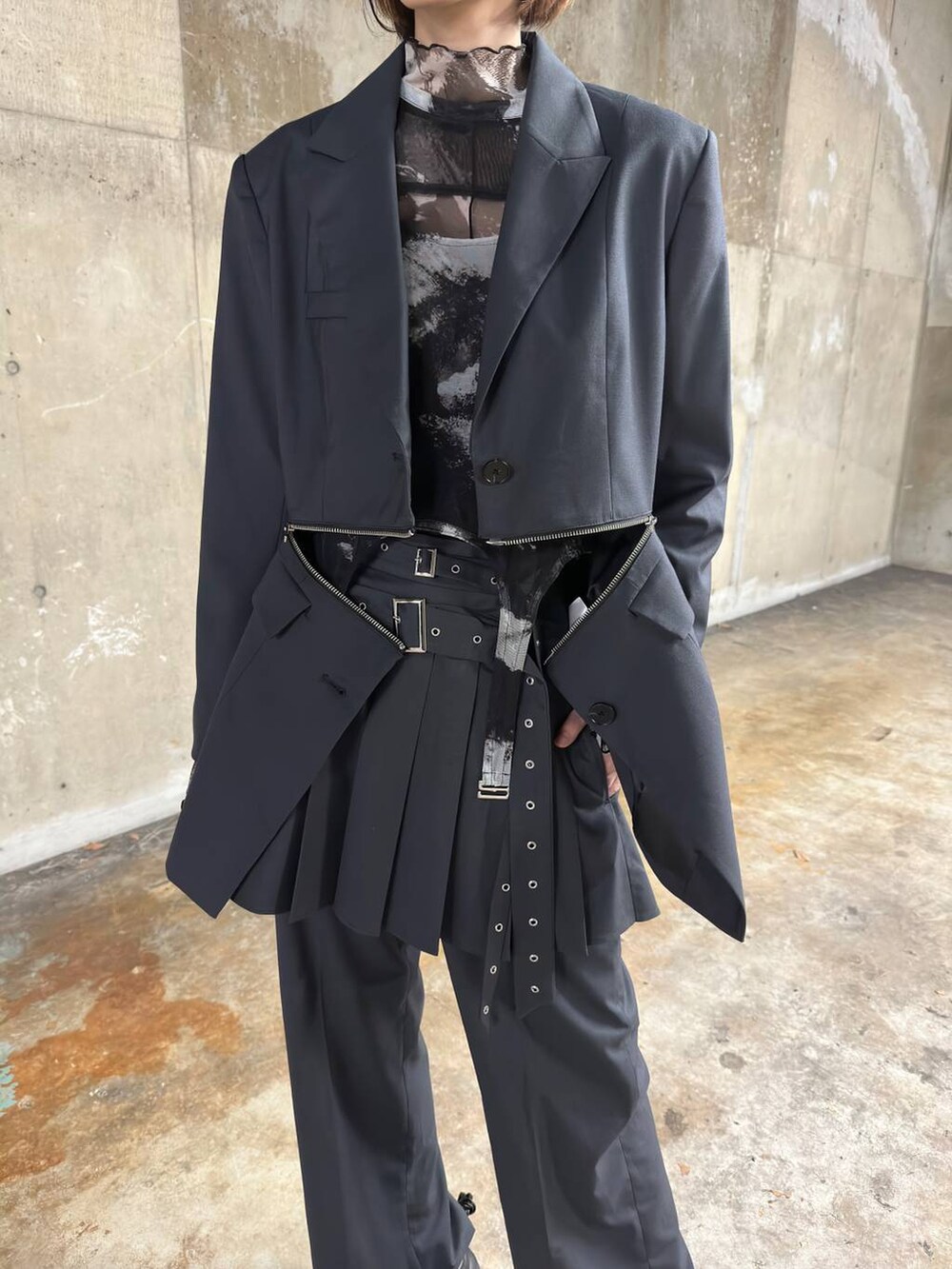 ブラック系のローファー、ブラック系のTシャツ/カットソー、グレー系のその他パンツを着用したレディースの秋コーディネートの3枚目の写真