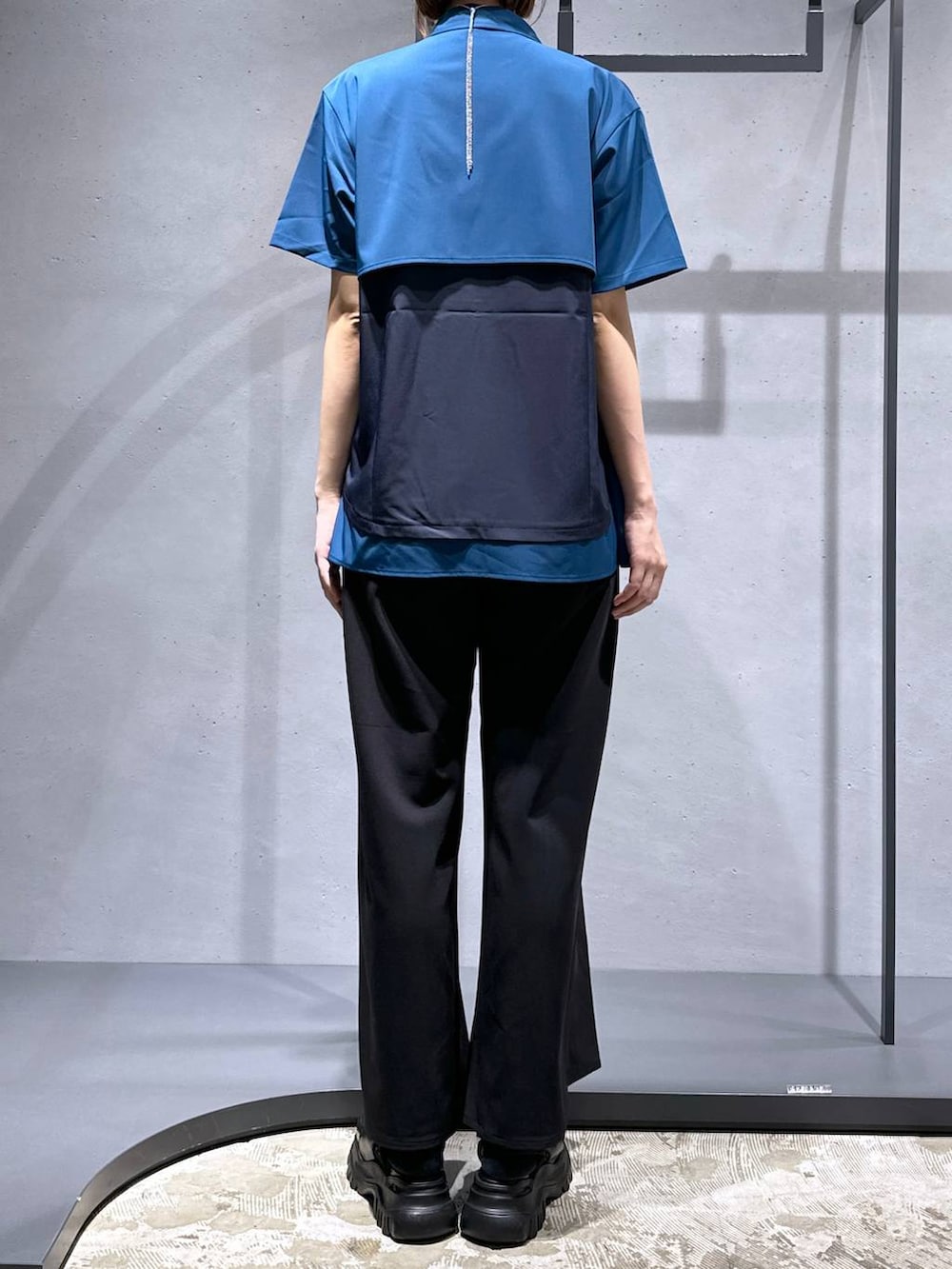 ブラック系のネクタイ、ホワイト系のTシャツ/カットソー、ブルー系のシャツ/ブラウスを着用したレディースの夏コーディネートの3枚目の写真