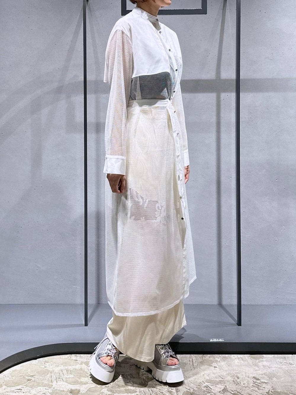 シルバー系のサンダル、ホワイト系のその他パンツ、ホワイト系のワンピースを着用したレディースの夏コーディネートの9枚目の写真