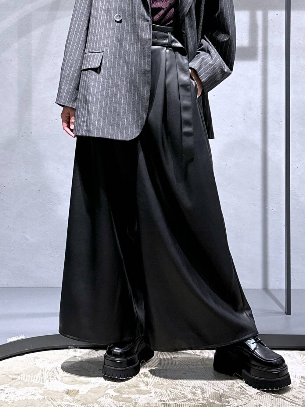 ブラック系のその他パンツ、レッド系のシャツ/ブラウス、ブラック系のドレスシューズを着用したレディースの秋コーディネートの6枚目の写真