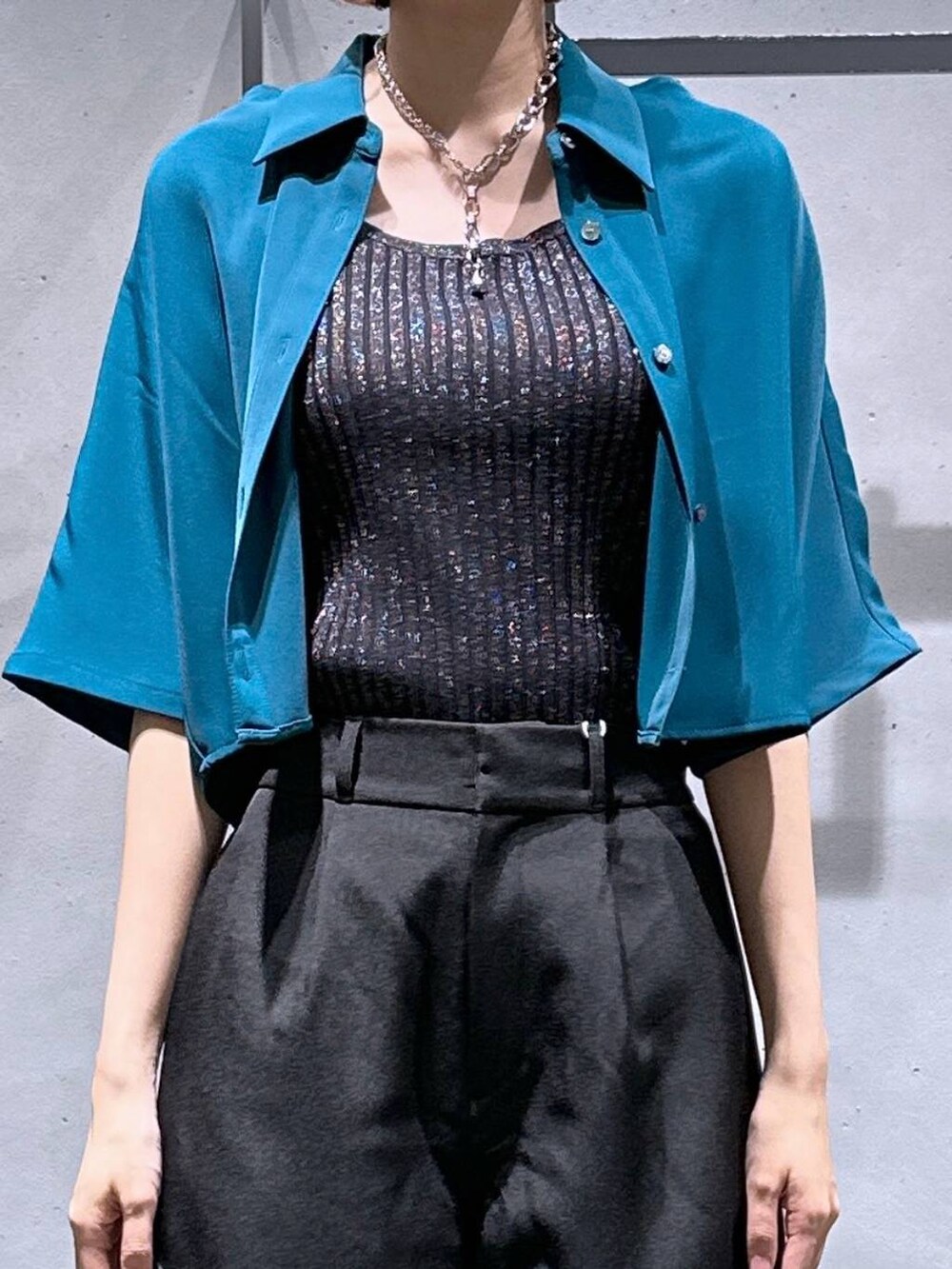 ブラック系のサンダル、その他のタンクトップ、ブラック系のその他パンツを着用したレディースの夏コーディネートの5枚目の写真