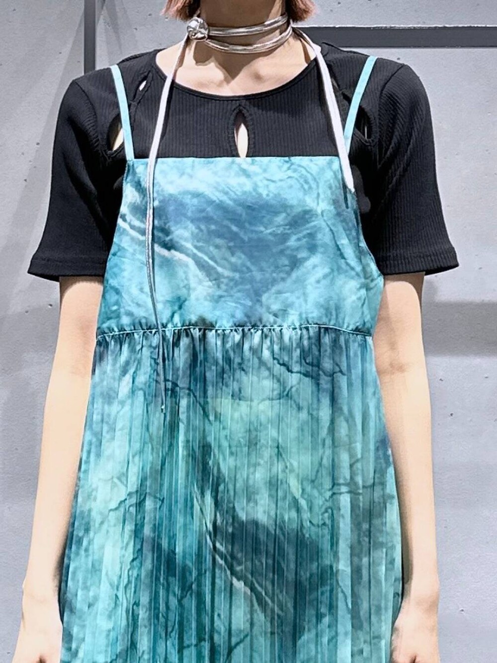 ブラック系のサンダル、グリーン系のカーゴパンツ、ブラック系のTシャツ/カットソーを着用したレディースの春コーディネートの7枚目の写真