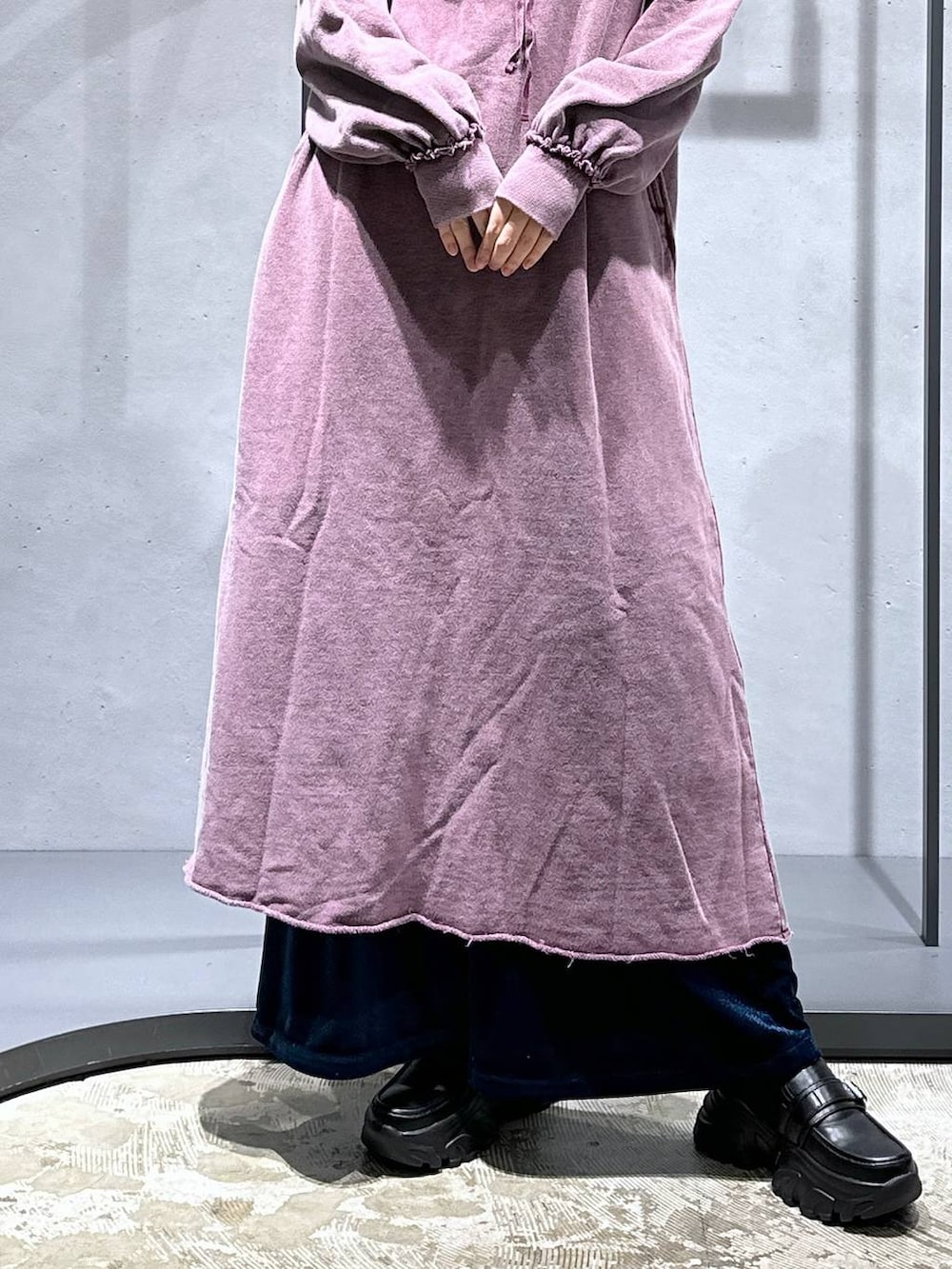 ブラック系のローファー、ブルー系のカーゴパンツ、ブラック系のショルダーバッグを着用したレディースの秋コーディネートの6枚目の写真