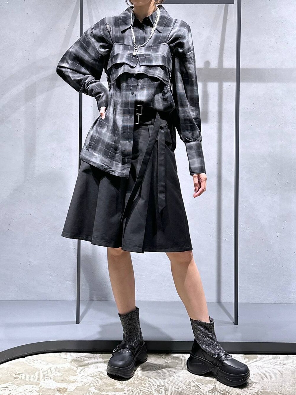 シルバー系のブーツ、ブラック系のその他パンツ、その他のシャツ/ブラウスを着用したレディースの秋コーディネートの4枚目の写真