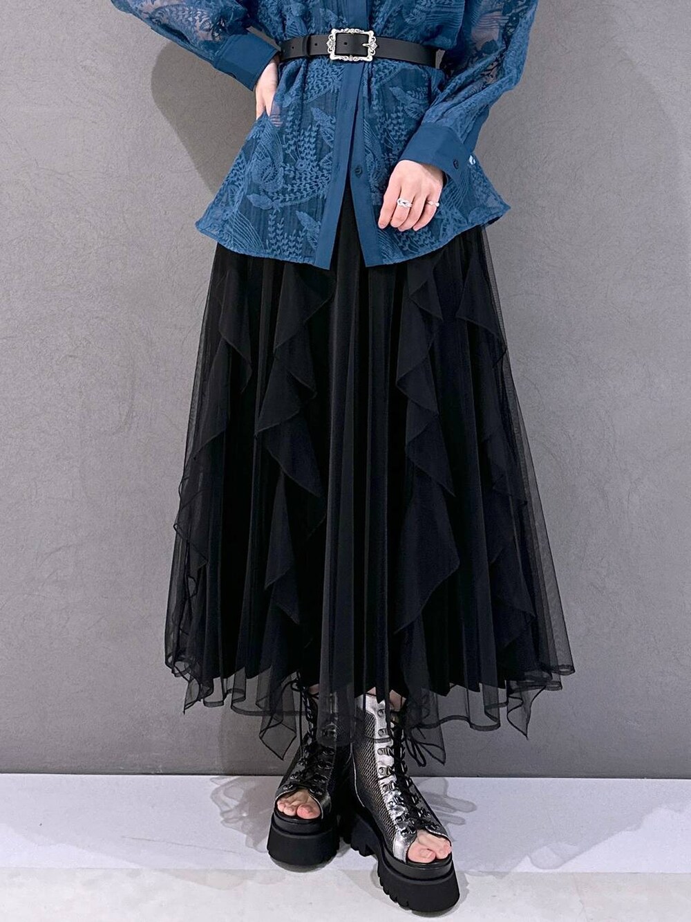 シルバー系のサンダル、ブラック系のスカート、ブルー系のシャツ/ブラウスを着用したレディースの春コーディネートの6枚目の写真