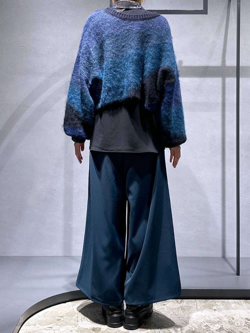 ブラック系のネクタイ、ブルー系のその他パンツ、ブラック系のブーツを着用したレディースの冬コーディネートの3枚目の写真