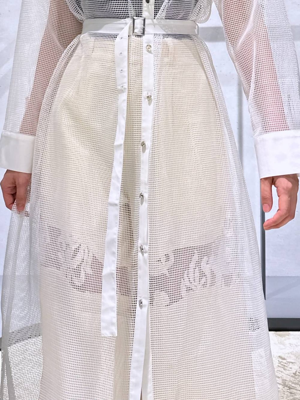 シルバー系のサンダル、ホワイト系のその他パンツ、ホワイト系のワンピースを着用したレディースの夏コーディネートの3枚目の写真