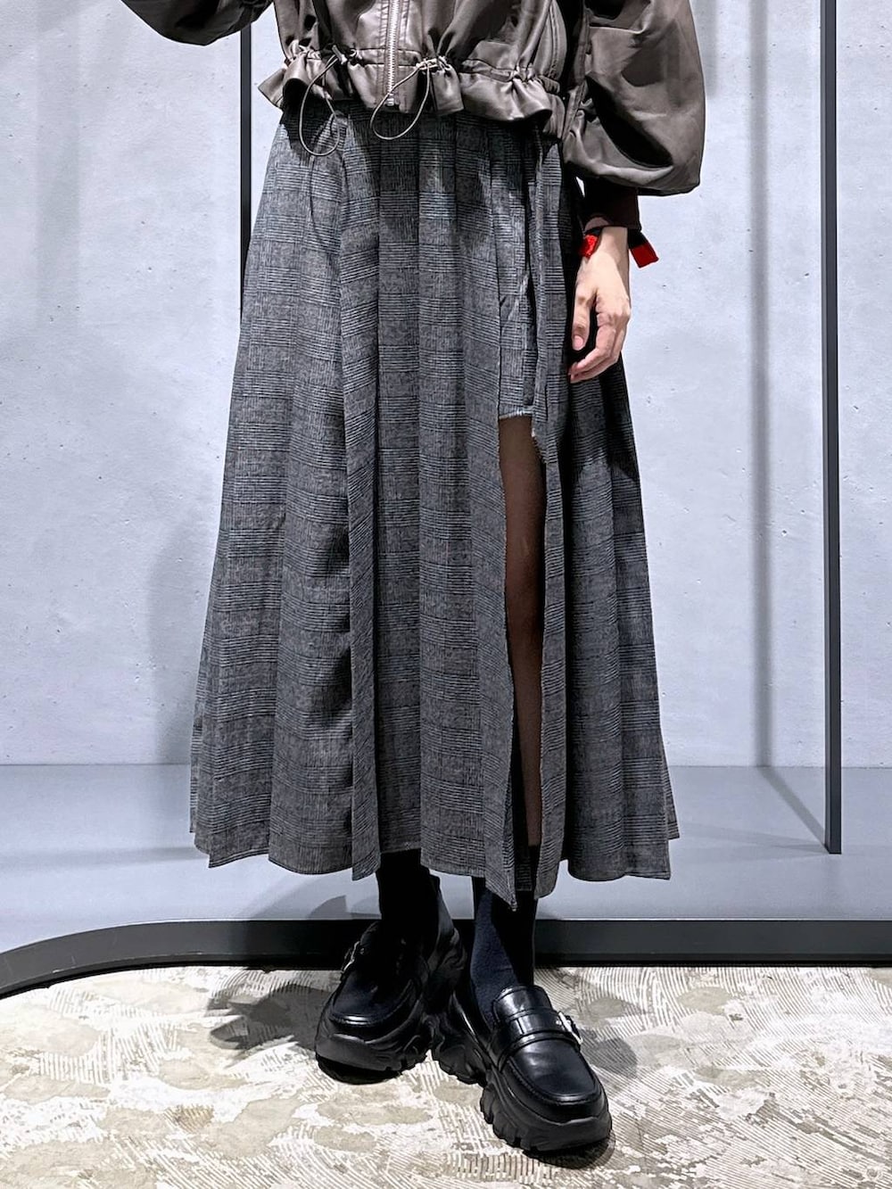 ブラック系のローファー、ブラック系のニット/セーター、ブラウン系のブルゾンを着用したレディースの秋コーディネートの6枚目の写真