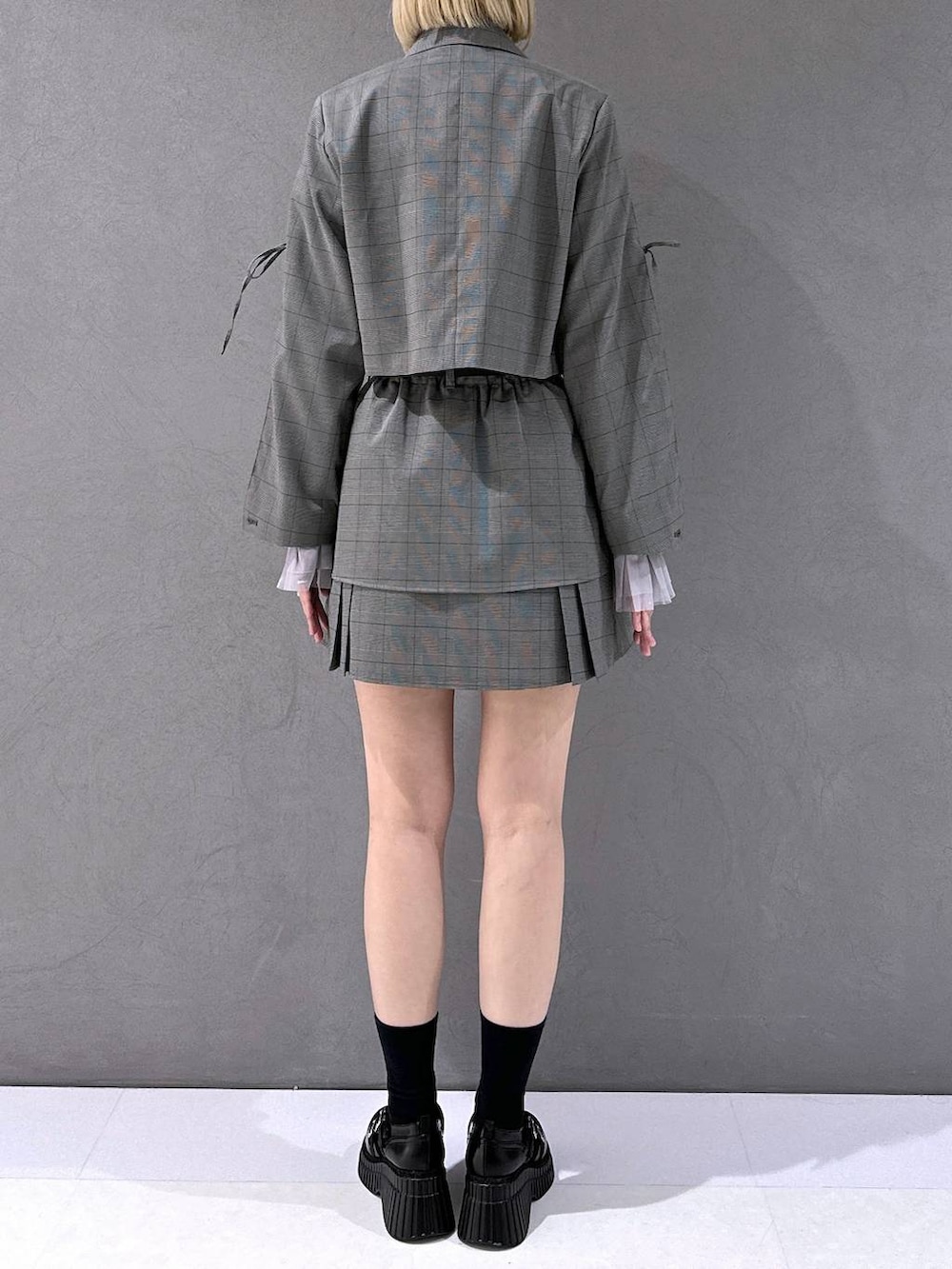 ブラック系のドレスシューズ、グレー系のTシャツ/カットソー、その他のテーラードジャケットを着用したレディースの秋コーディネートの3枚目の写真