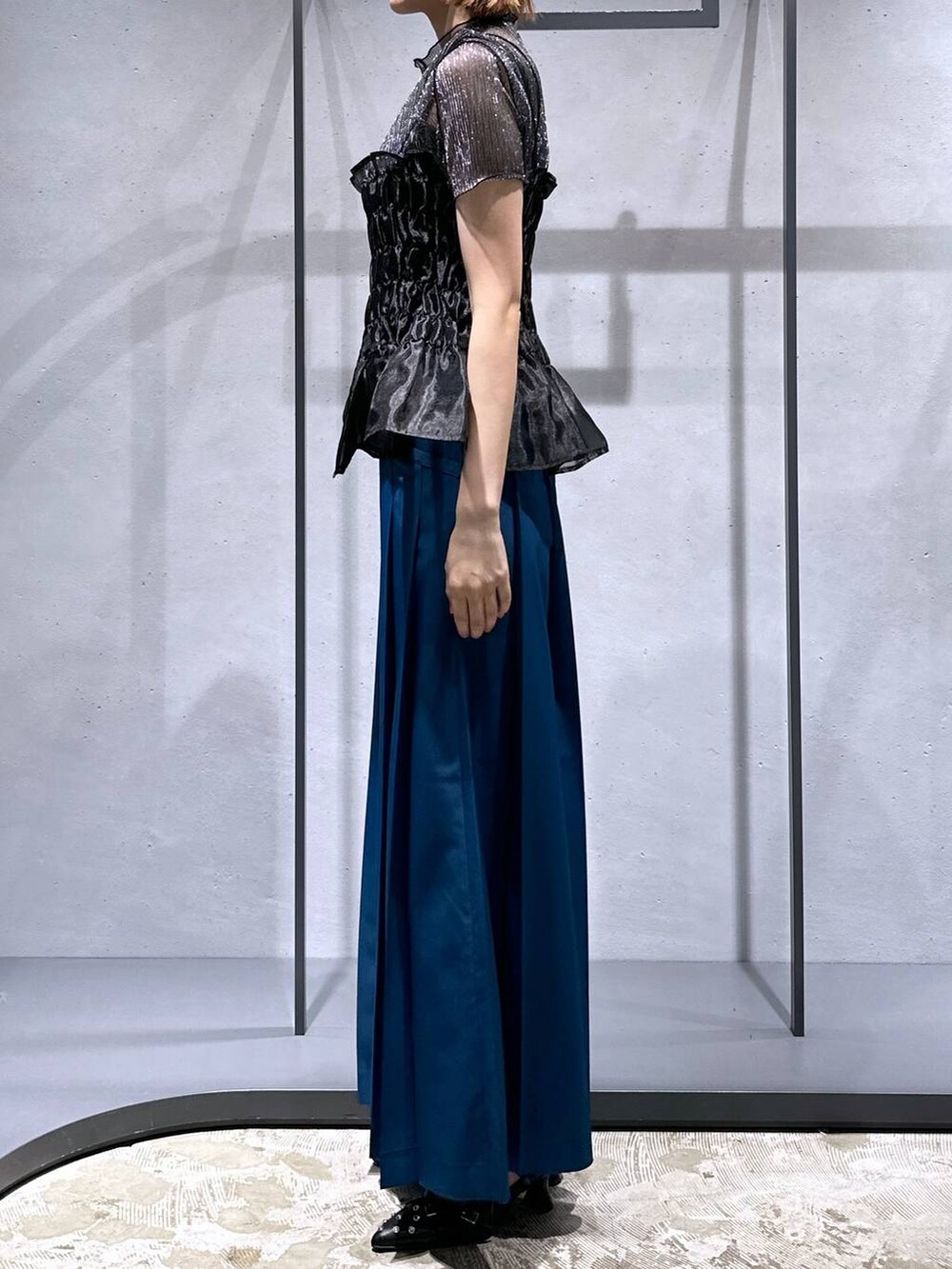 ブラック系のTシャツ/カットソー、ブラック系のベスト、ブラック系のパンプスを着用したレディースの夏コーディネートの2枚目の写真