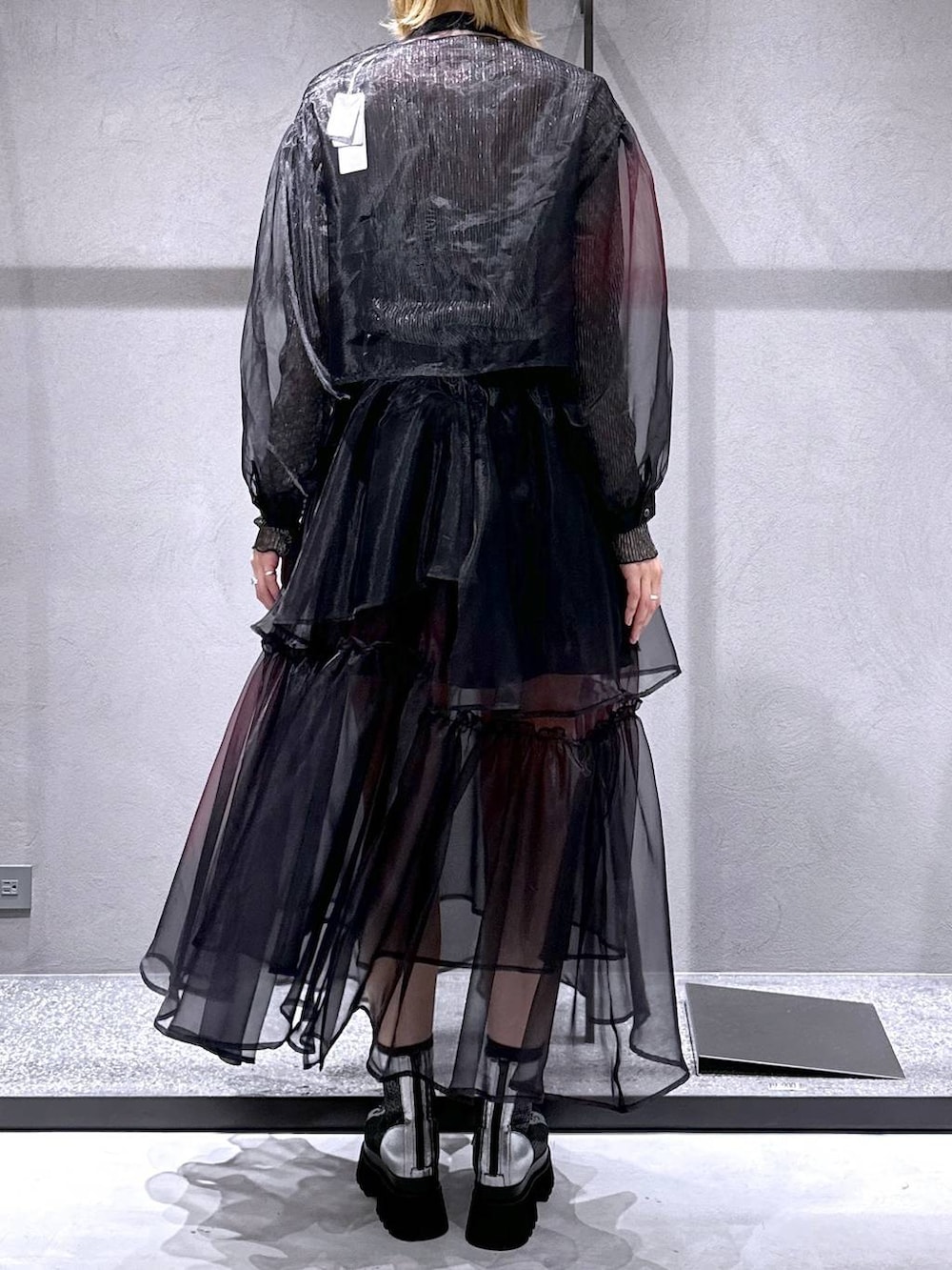 シルバー系のサンダル、ブラック系のTシャツ/カットソー、パープル系のシャツ/ブラウスを着用したレディースの春コーディネートの3枚目の写真