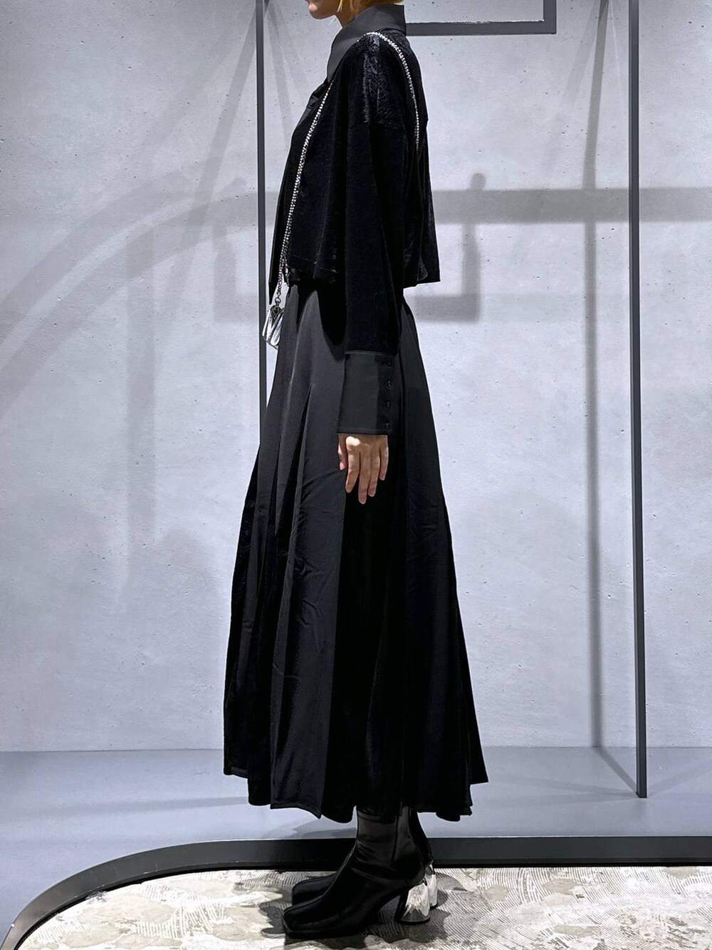 ブラック系のブーツ、ブラック系のシャツ/ブラウス、ブラック系のスカートを着用したレディースの秋コーディネートの2枚目の写真