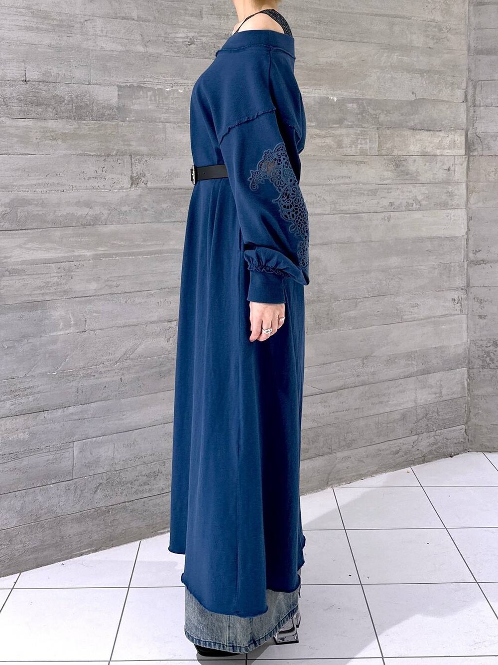 ブラック系のタンクトップ、ブルー系のワンピース、ブラック系のサンダルを着用したレディースの春コーディネートの2枚目の写真