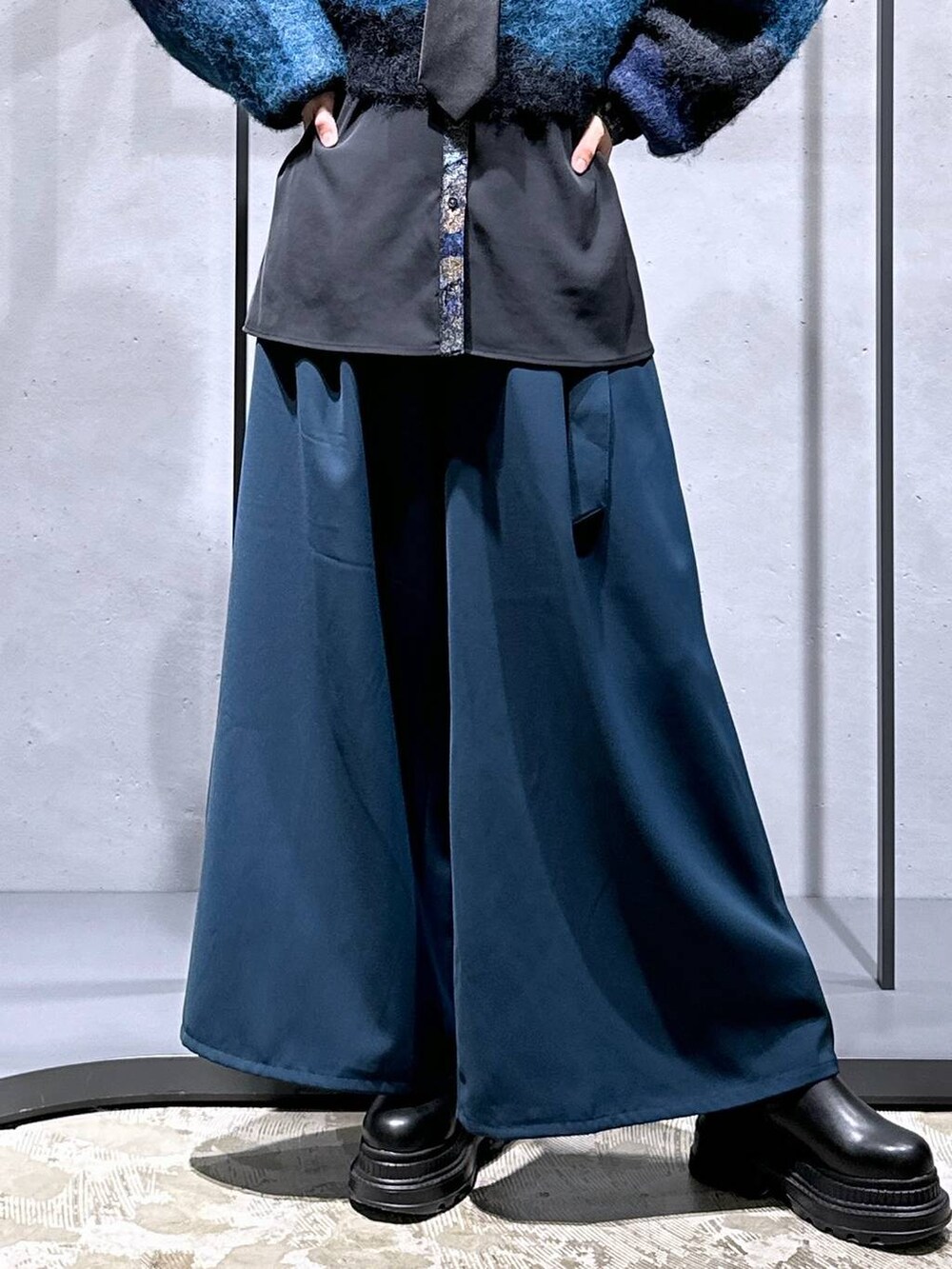 ブラック系のネクタイ、ブルー系のその他パンツ、ブラック系のブーツを着用したレディースの冬コーディネートの6枚目の写真