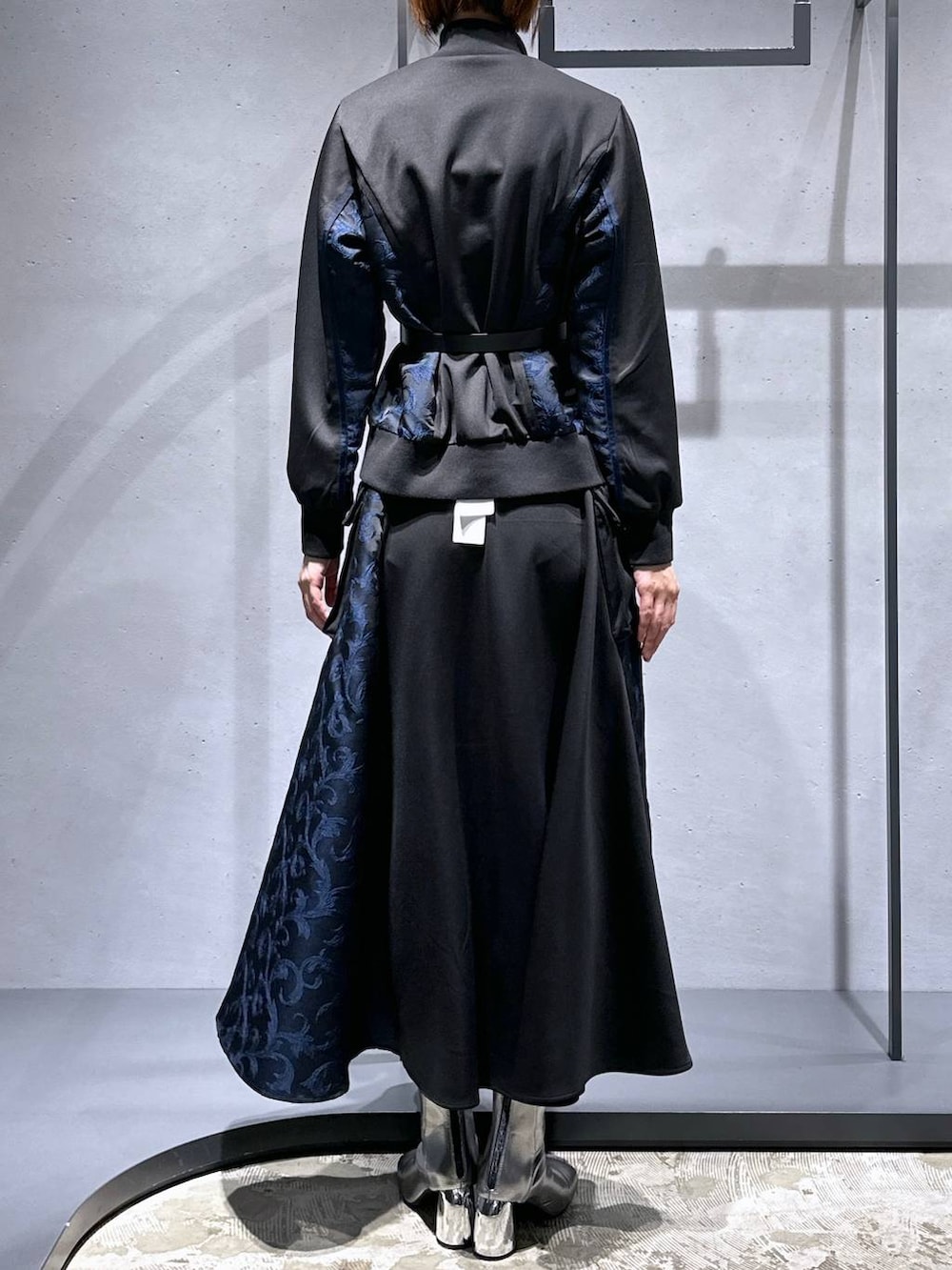 シルバー系のブーツ、ブルー系のジャージ、ブルー系のスカートを着用したレディースの秋コーディネートの3枚目の写真